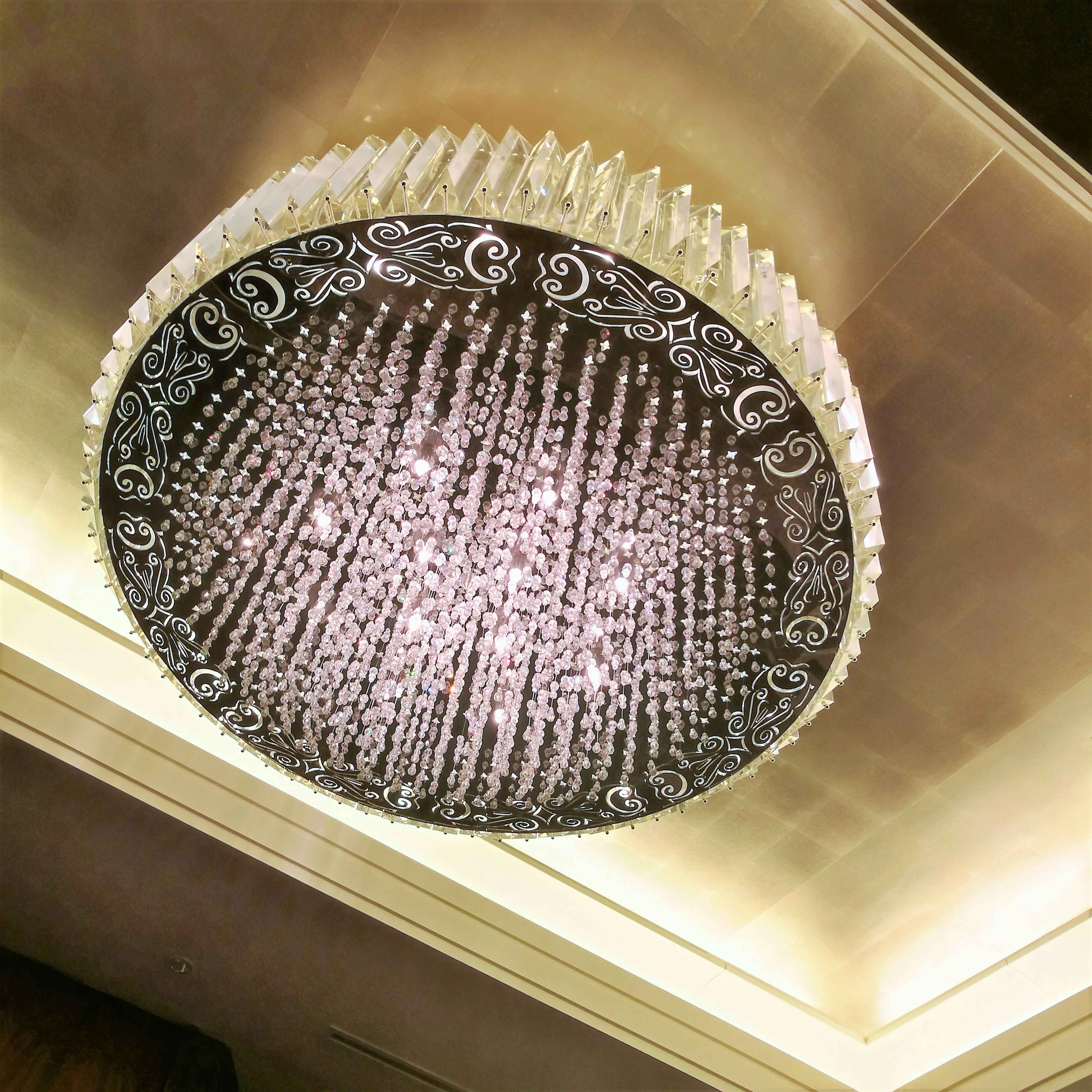 Elegante lampadario con dettagli e design intricati