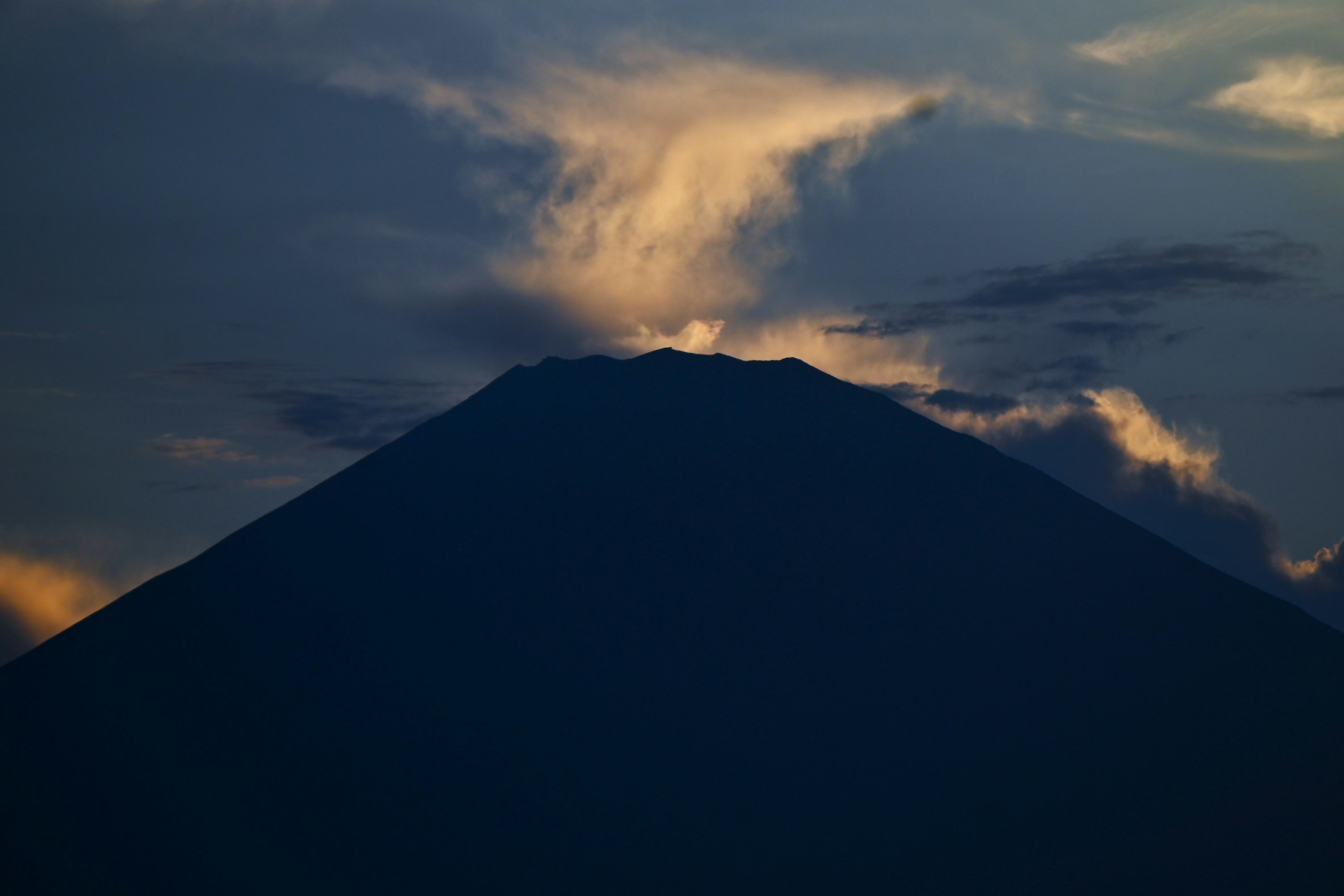 夕焼けの中の山のシルエット