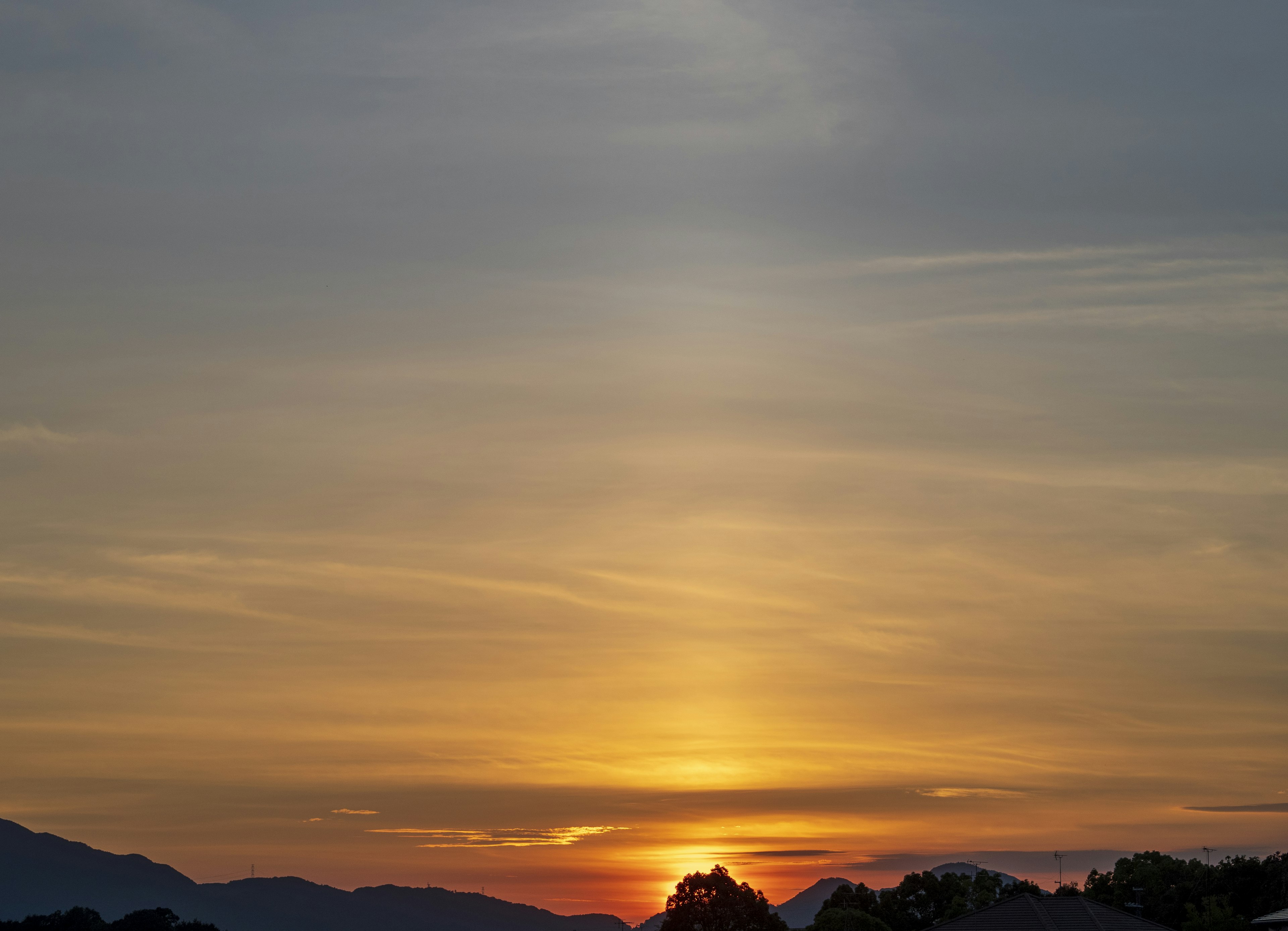 Hermoso paisaje de un atardecer con degradados de naranja y azul en el cielo