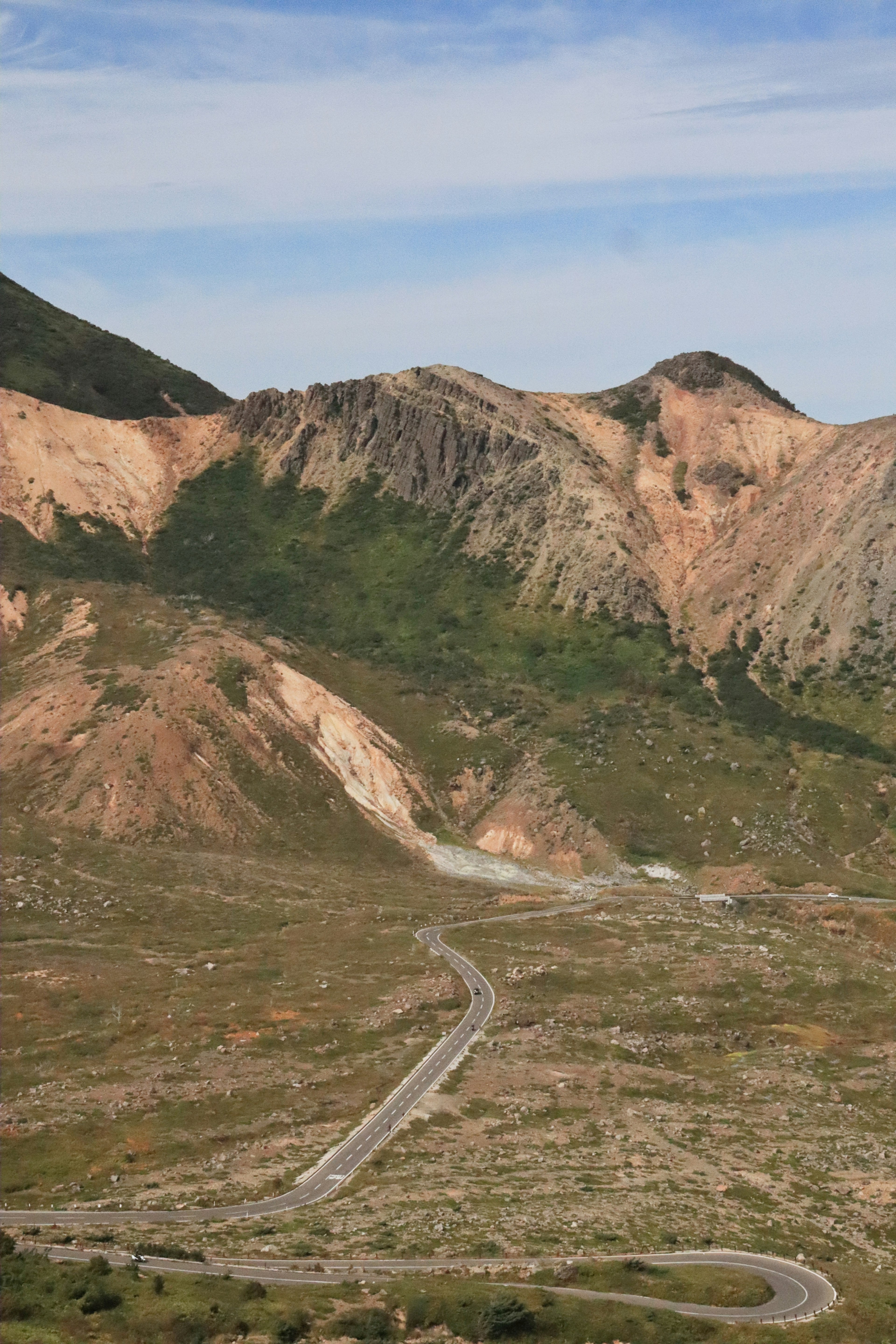 Pemandangan pegunungan dengan jalan berkelok