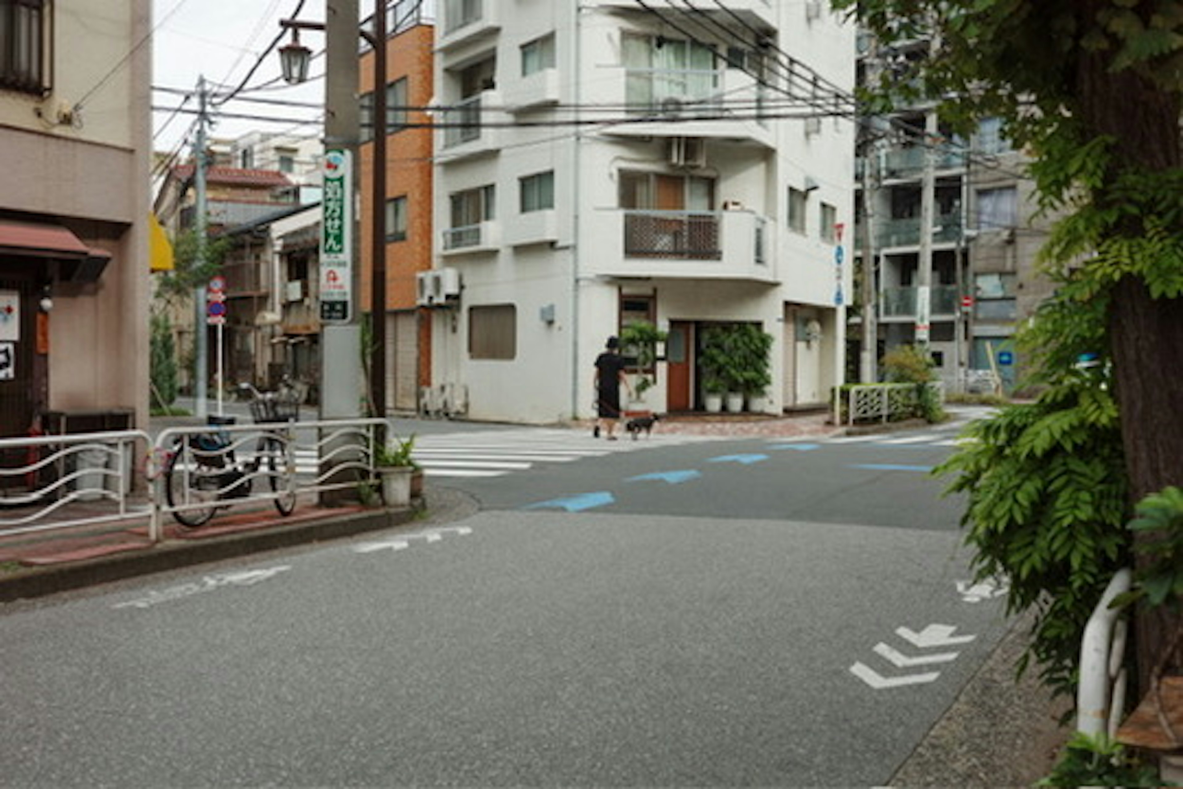 静かな街角にある住宅街の風景