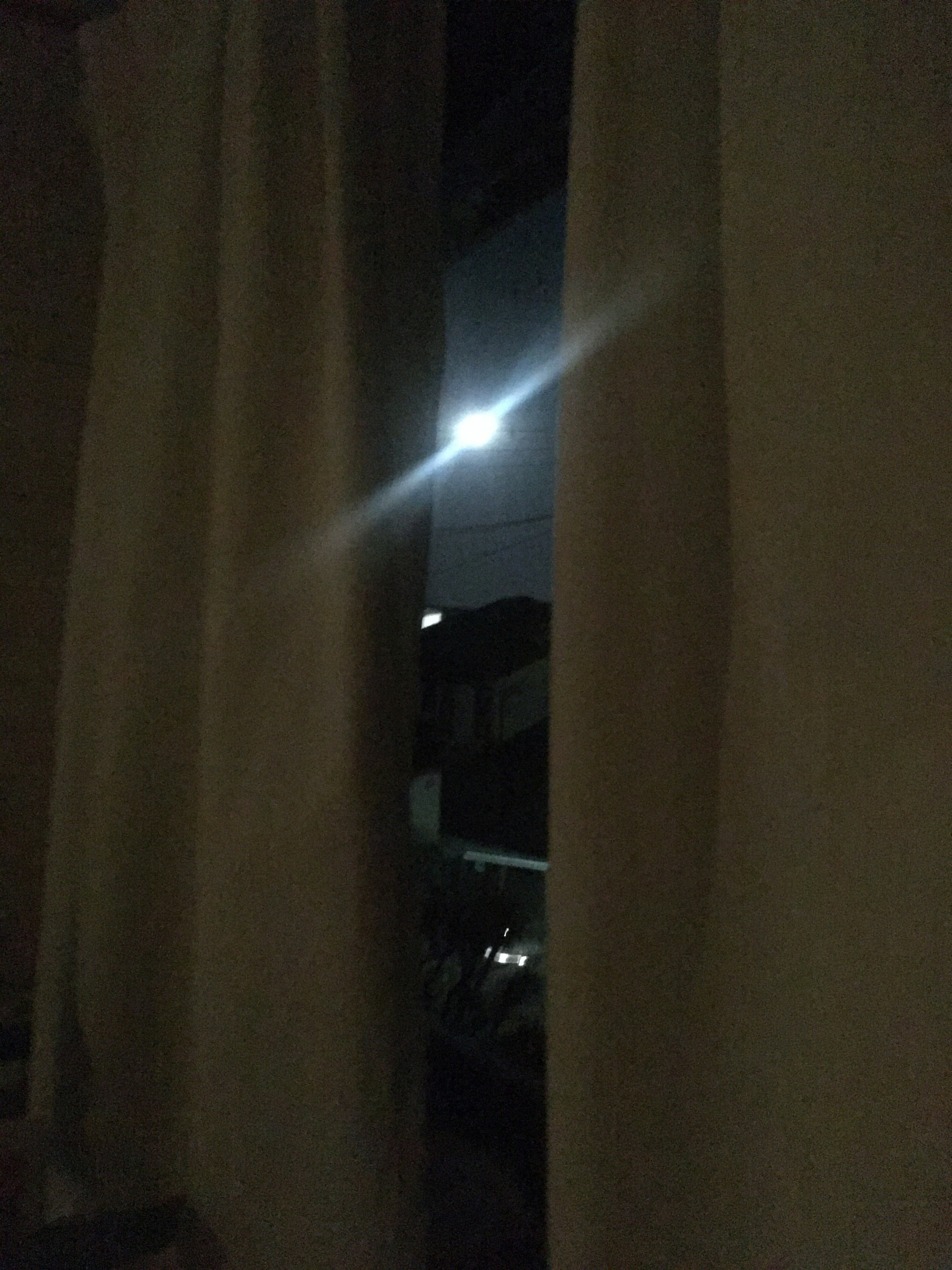 Cahaya bulan terlihat melalui tirai di malam hari