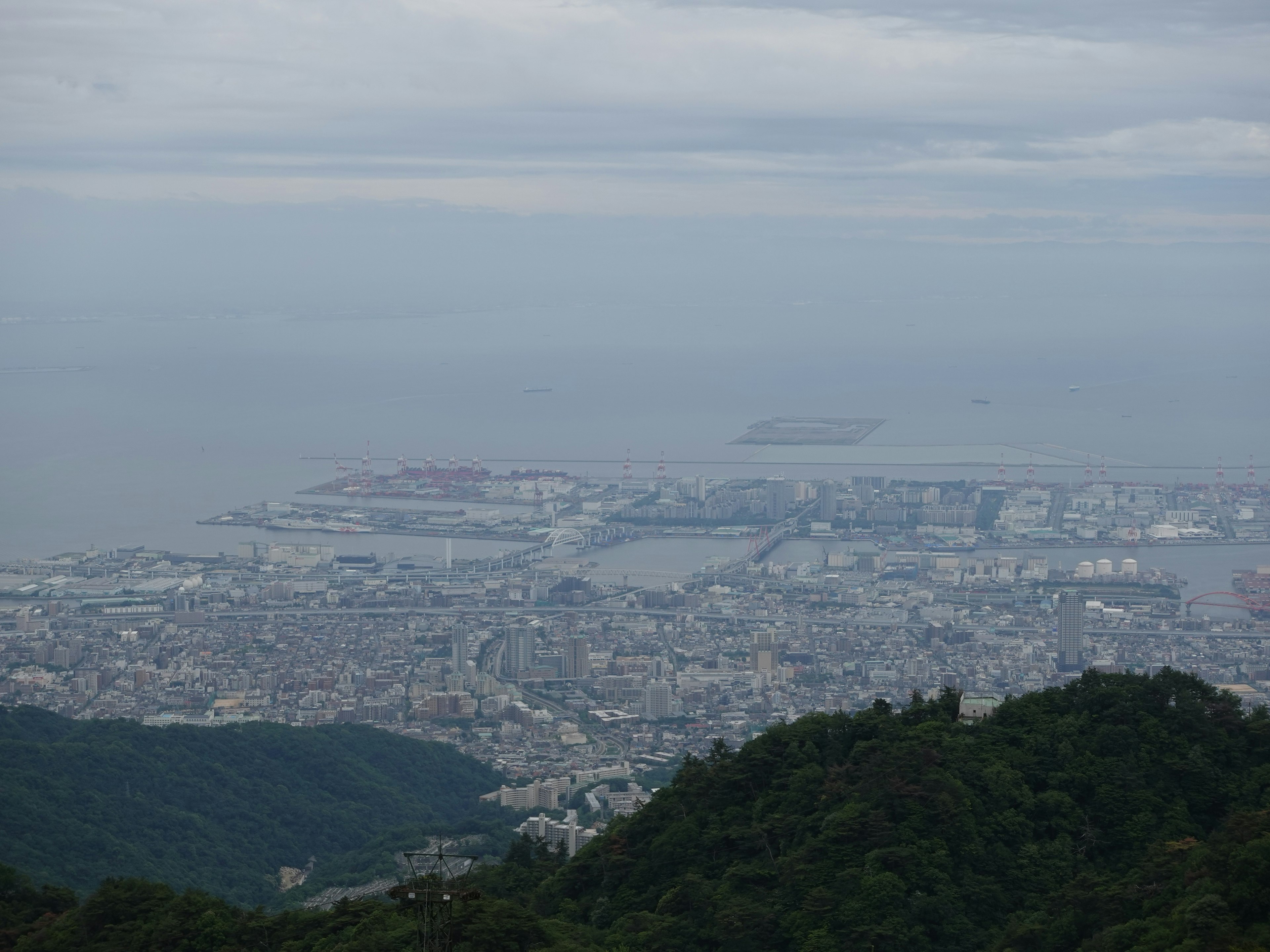 Panoramablick auf eine Stadtlandschaft und den Ozean von einem Berg