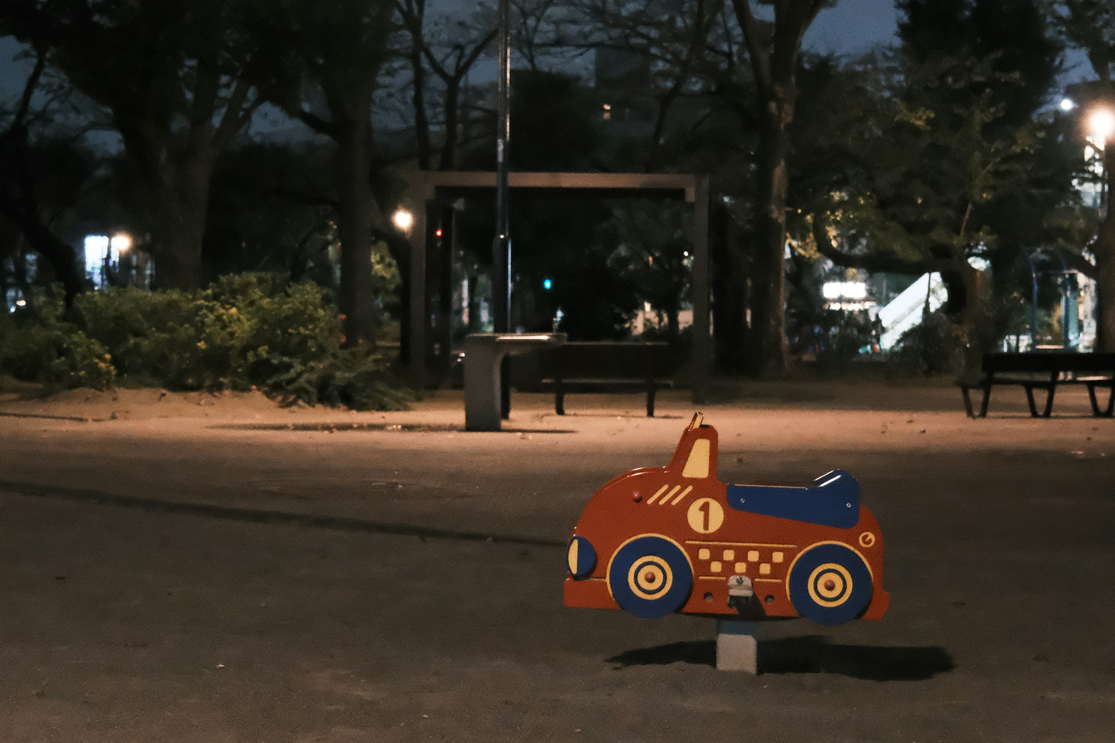 Escultura de coche colorido en un parque por la noche