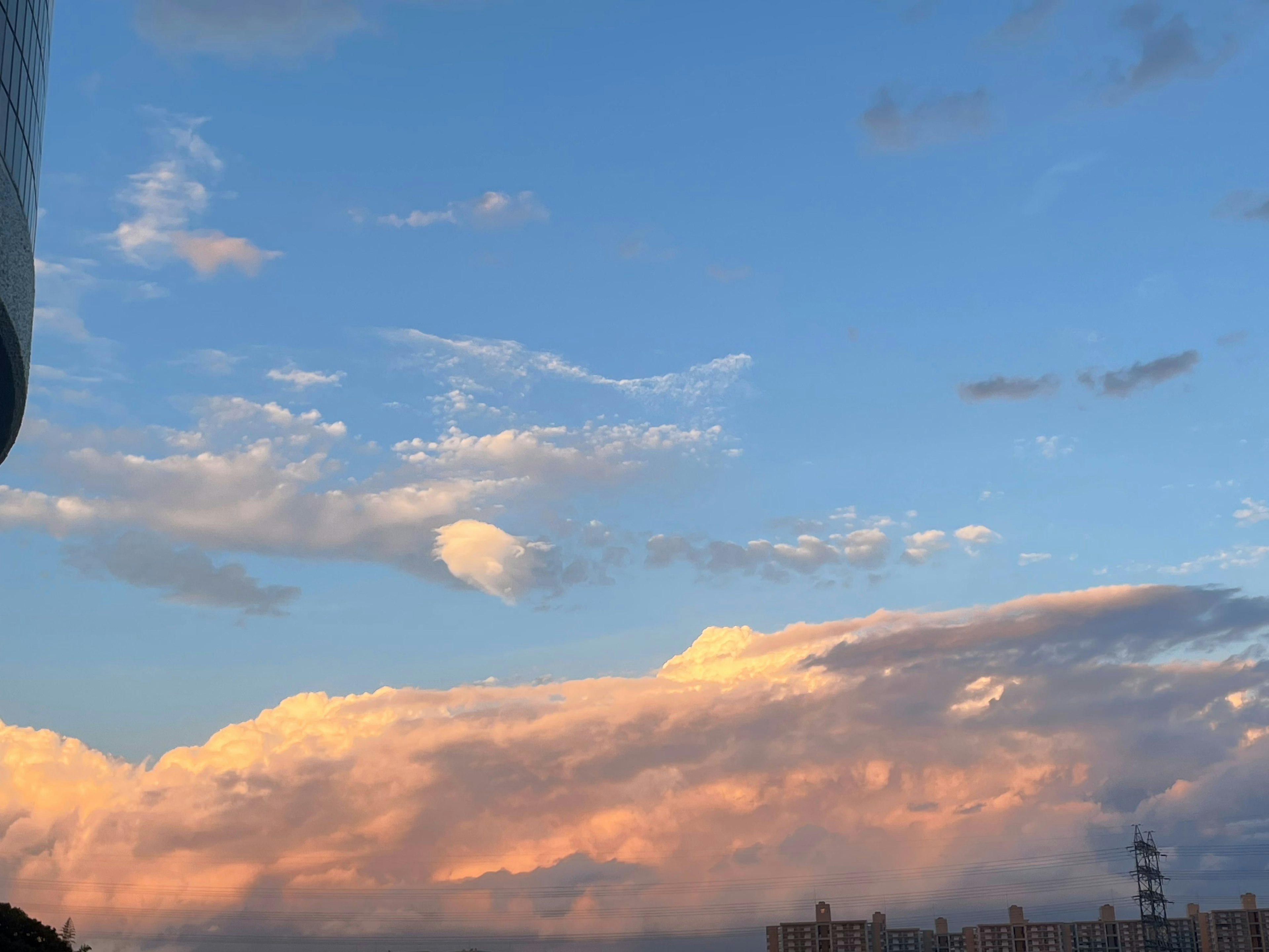 Cielo con nuvole blu e arancioni al tramonto