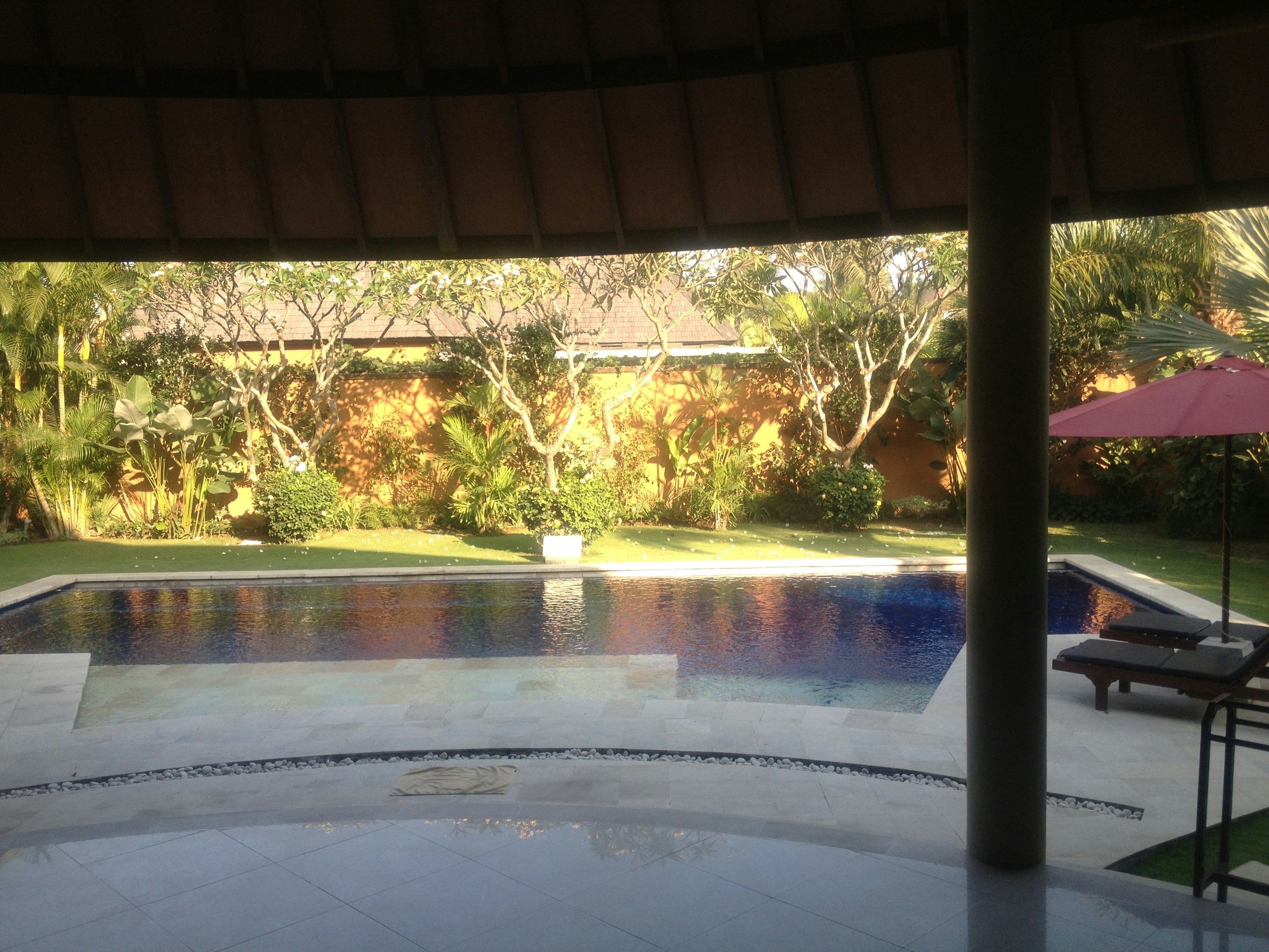 Vista interna di un resort con piscina e giardino