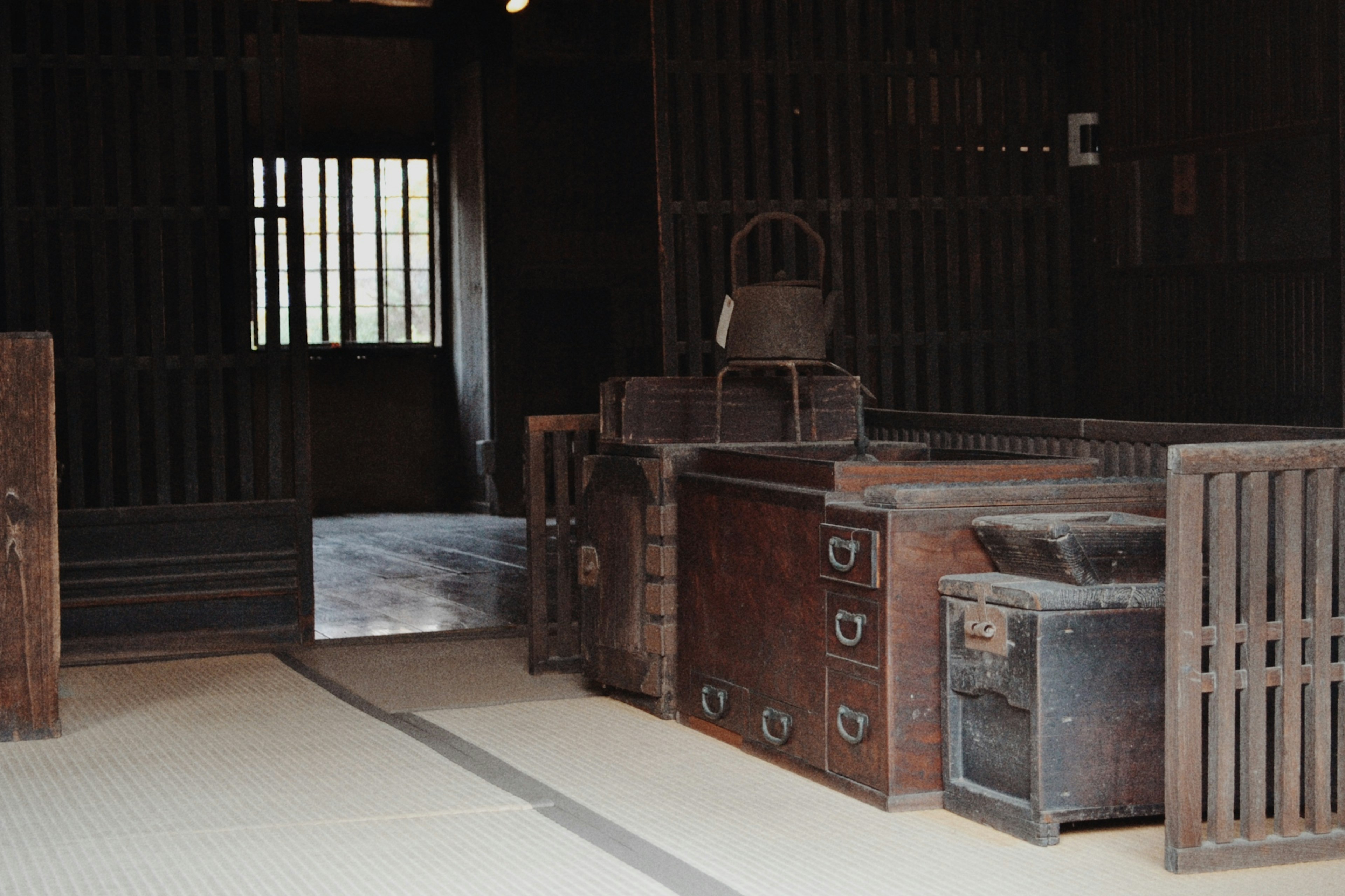 Traditionelles japanisches Zimmerinterieur mit Holzmöbeln und Tatami