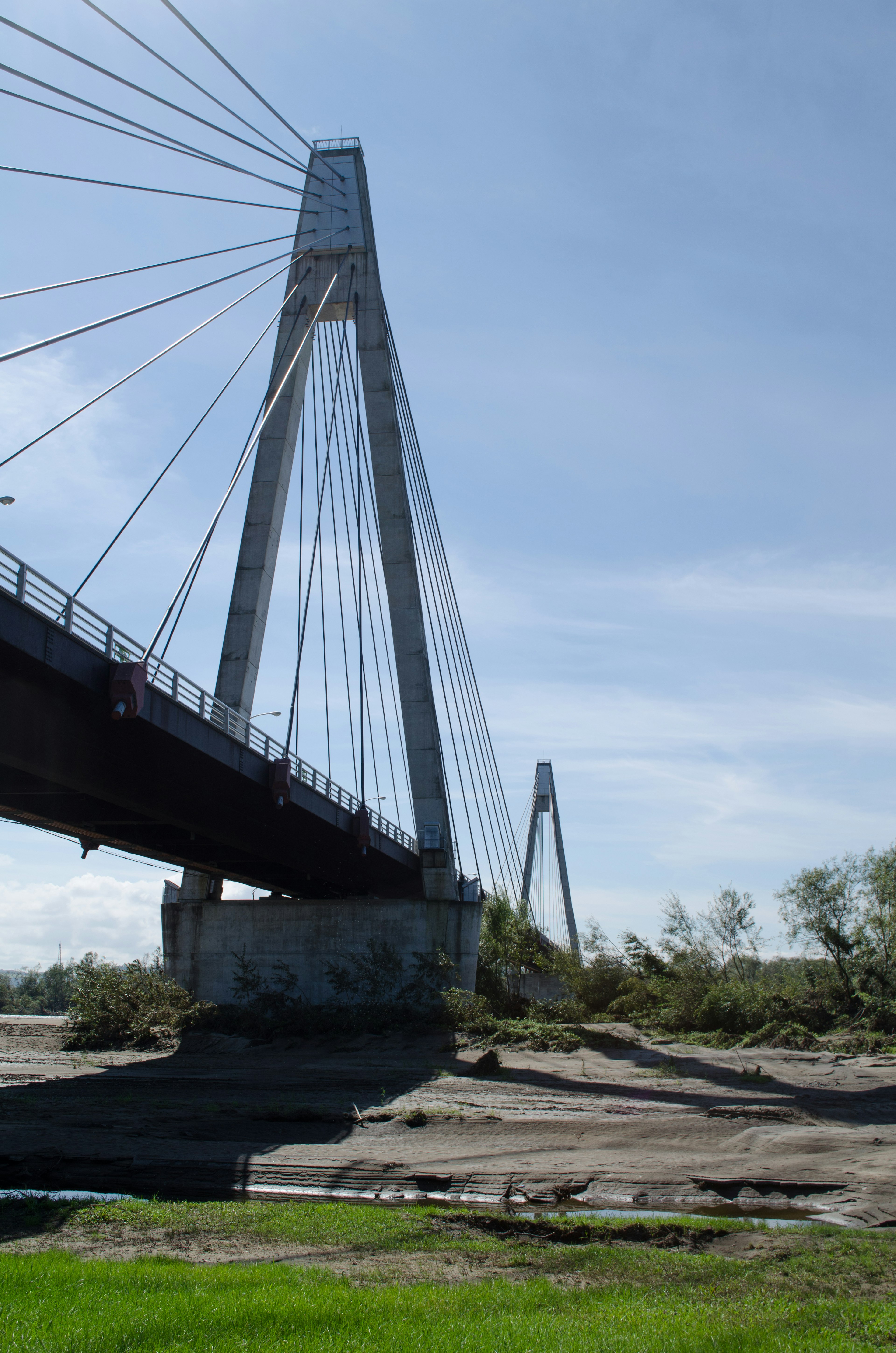 Un puente atirantado moderno bajo un cielo azul claro