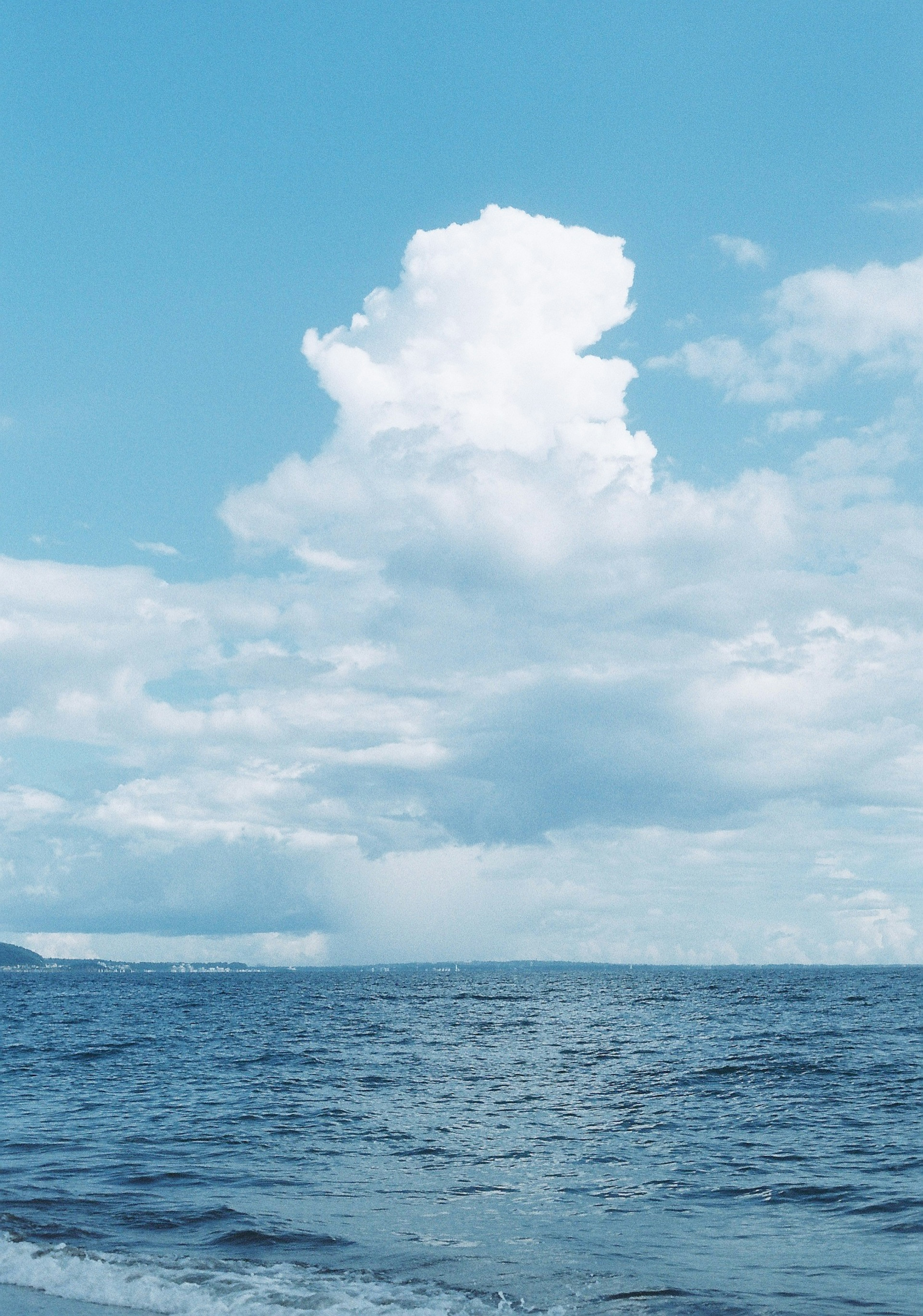 青い海と雲が広がる風景