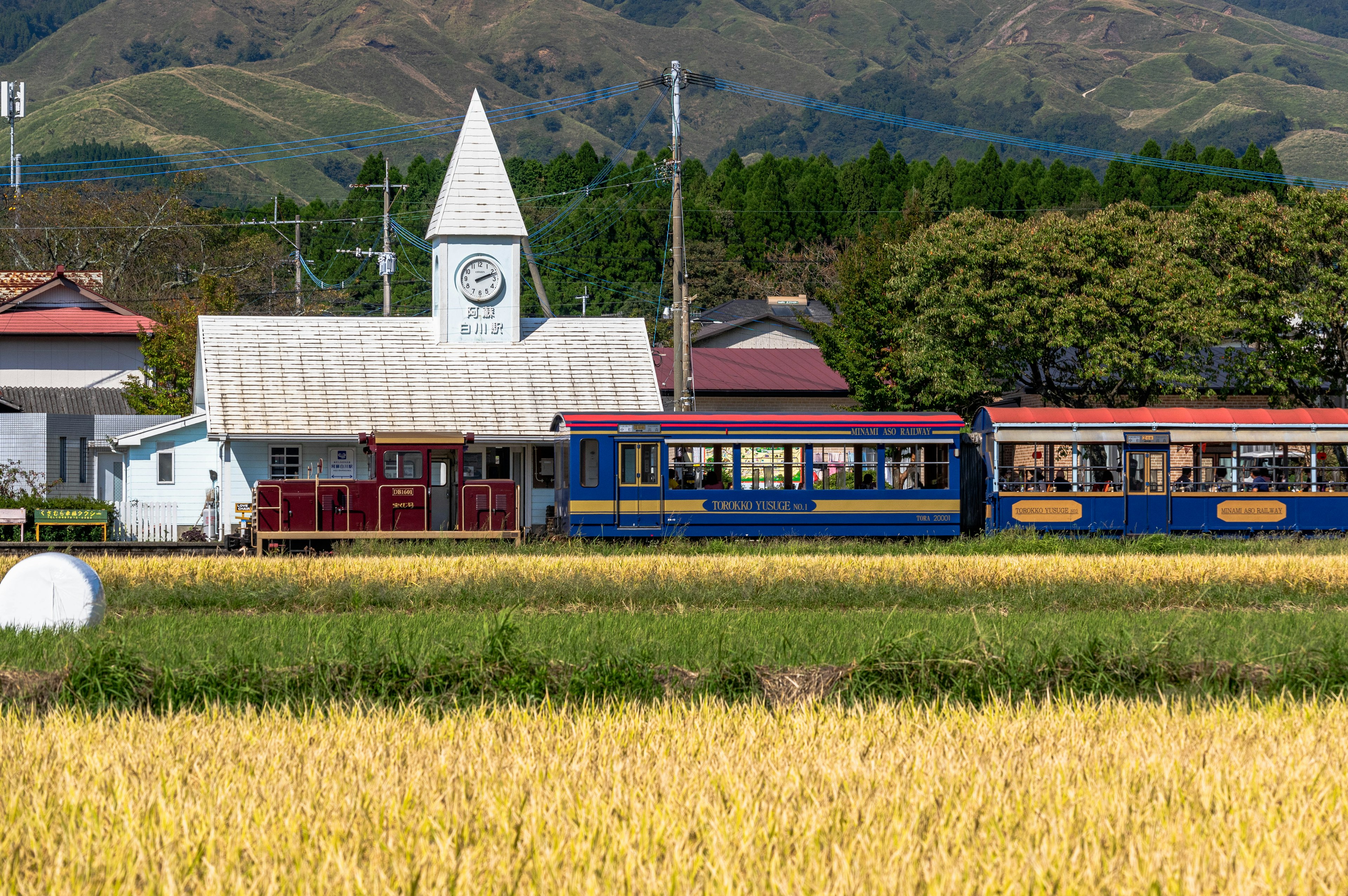 田園風景にある駅舎と列車の風景