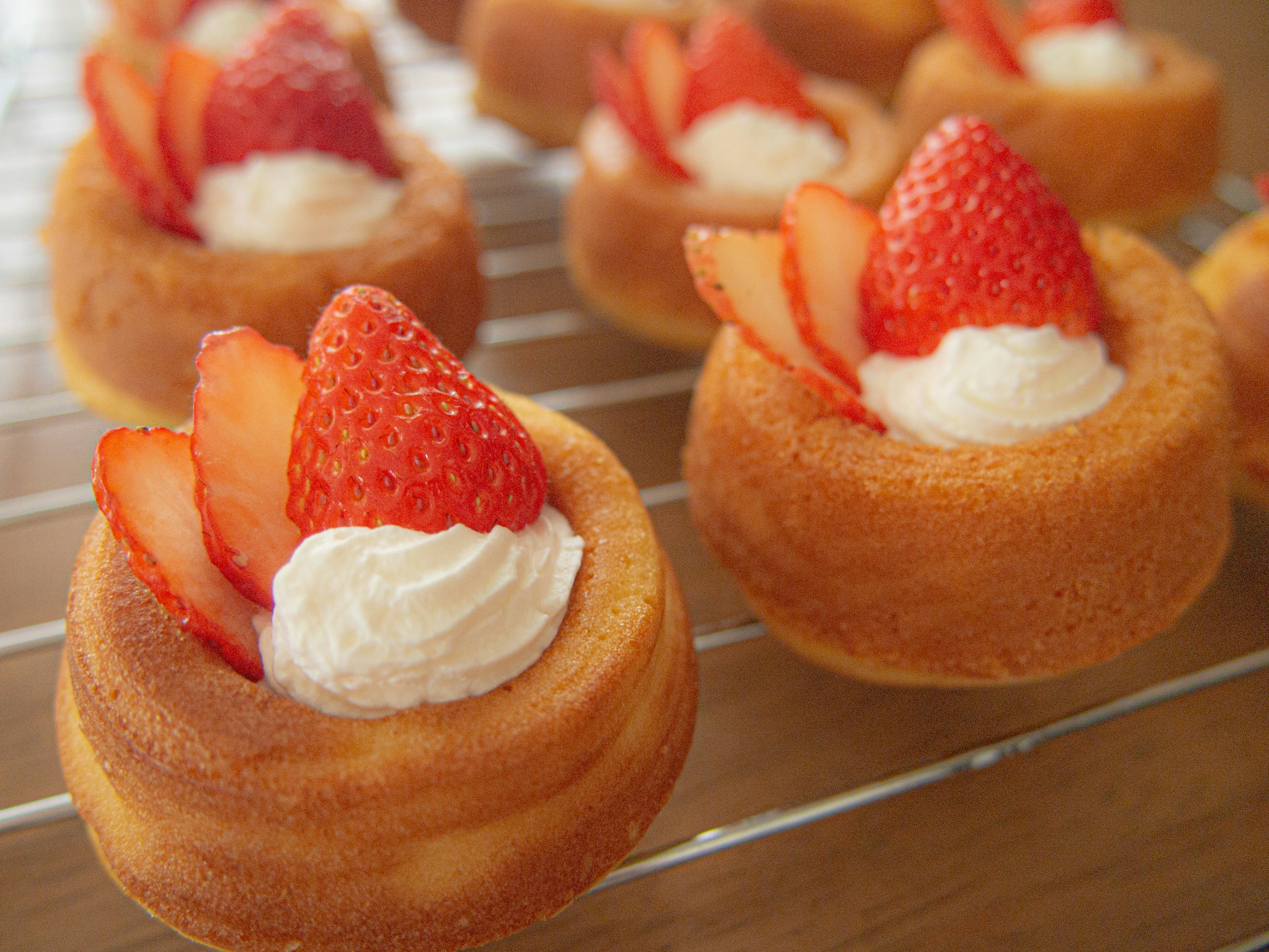 Dessert cuit garni de fraises et de crème fouettée