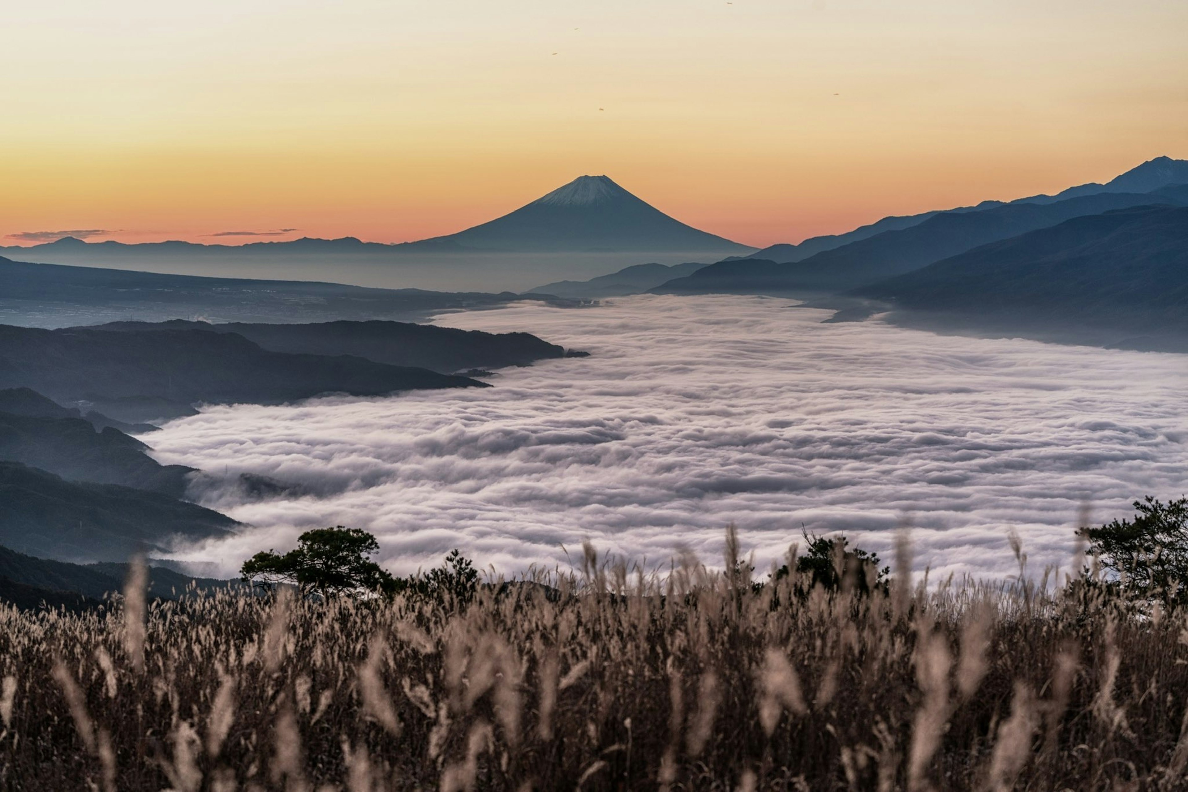 Impresionante paisaje con el monte Fuji y montañas cubiertas de niebla