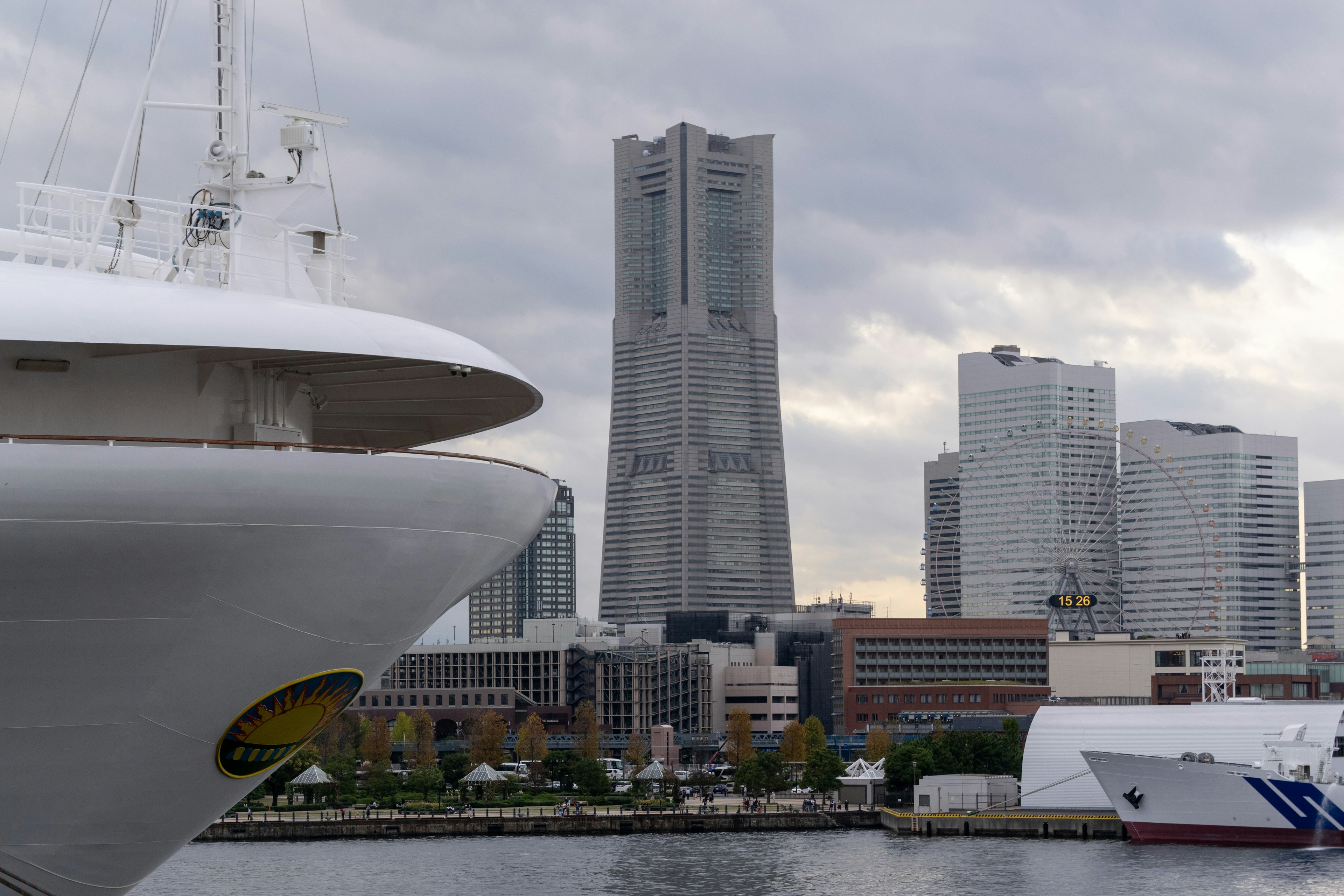 Luxusyacht in der Bucht von Yokohama mit Wolkenkratzern im Hintergrund