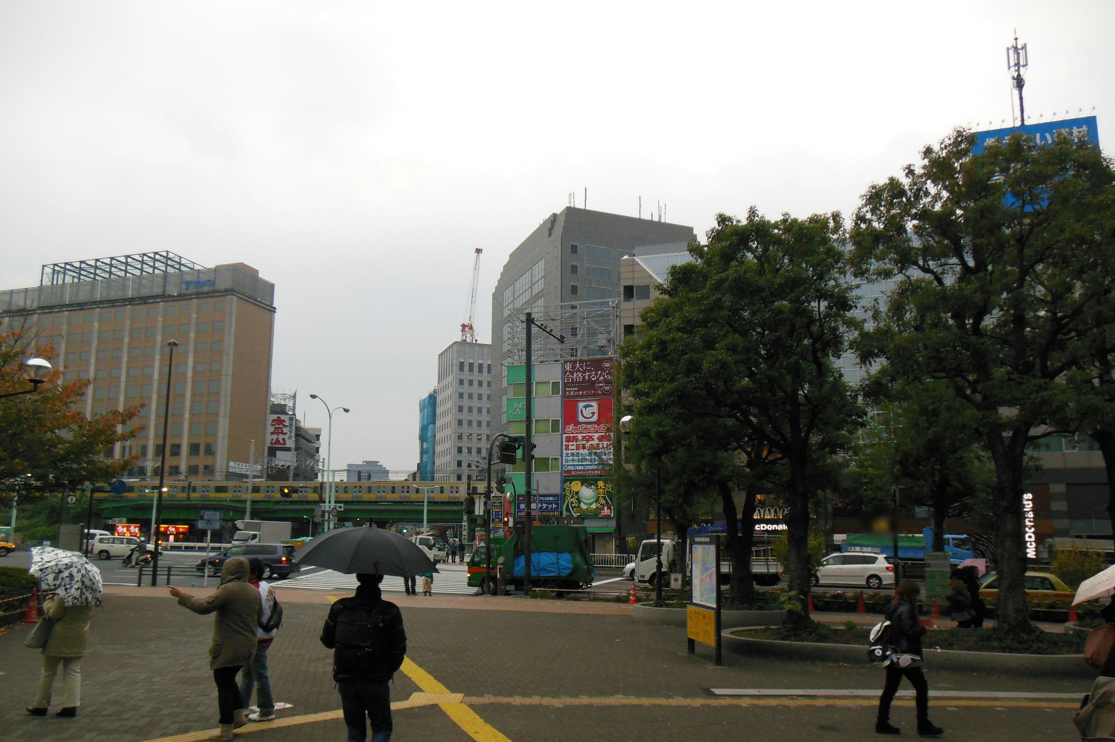 雨天的城市景觀，人們撐著傘走路