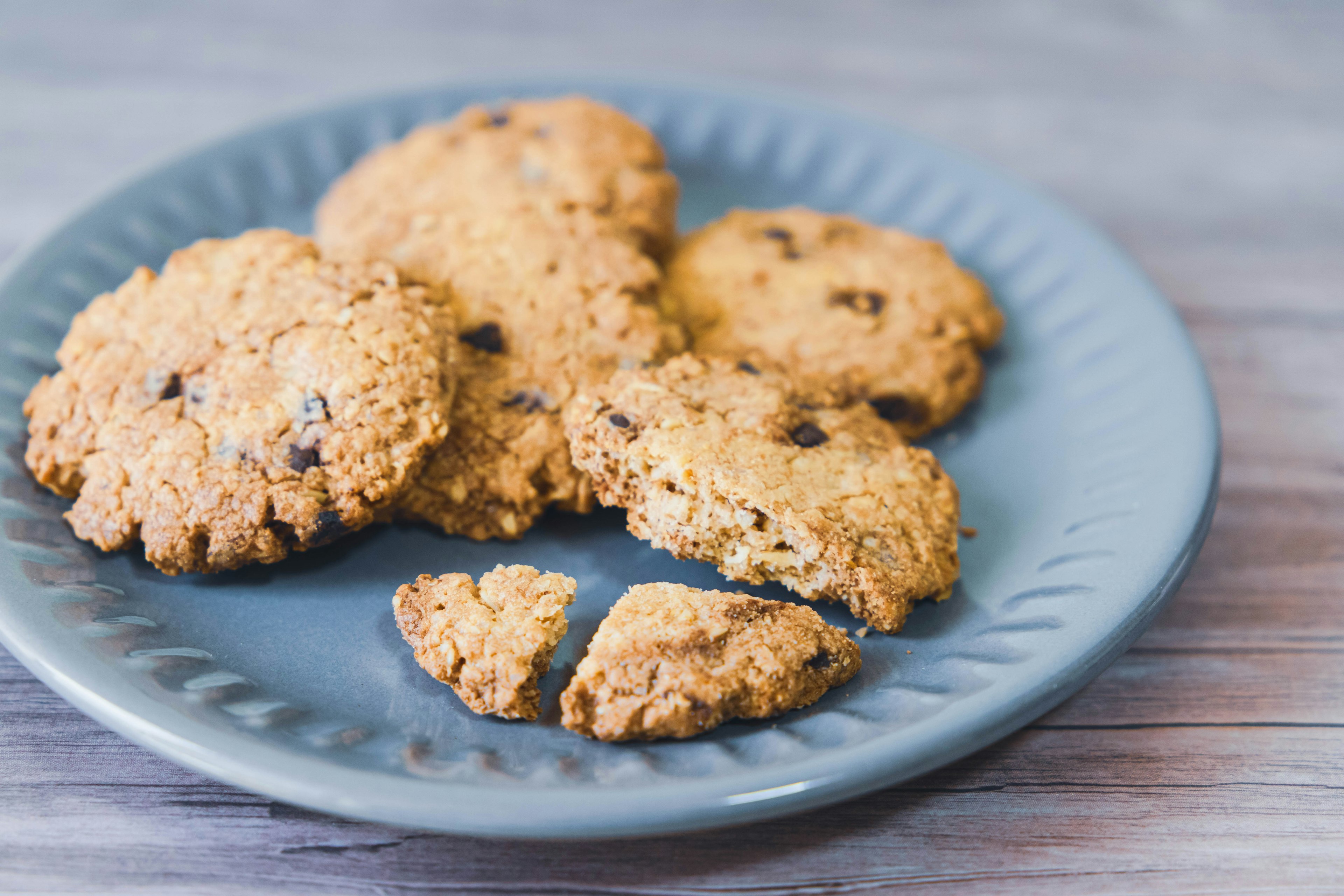 Assortimento di biscotti con gocce di cioccolato su un piatto blu