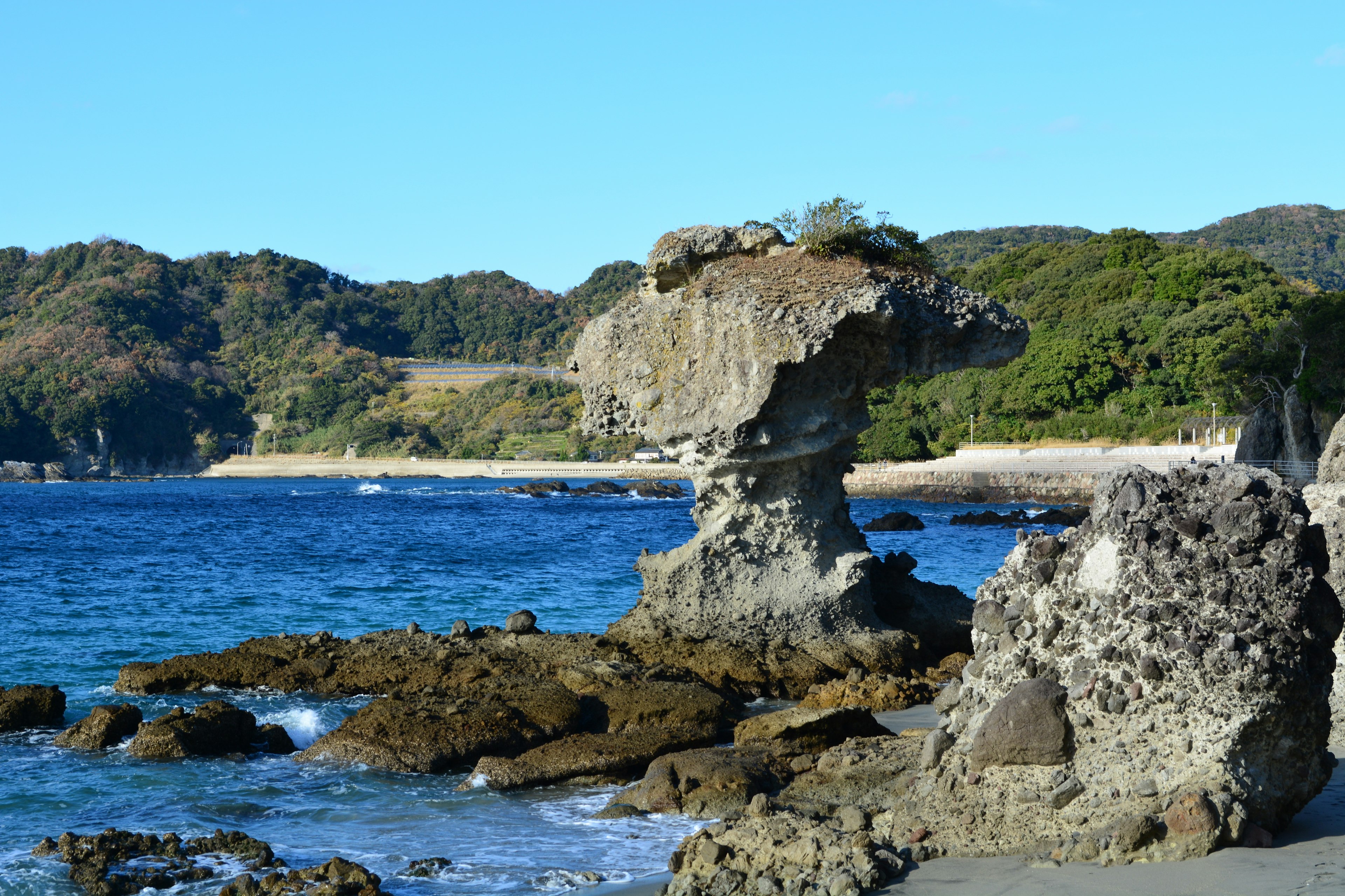 海岸上獨特的岩石形成與藍色海洋