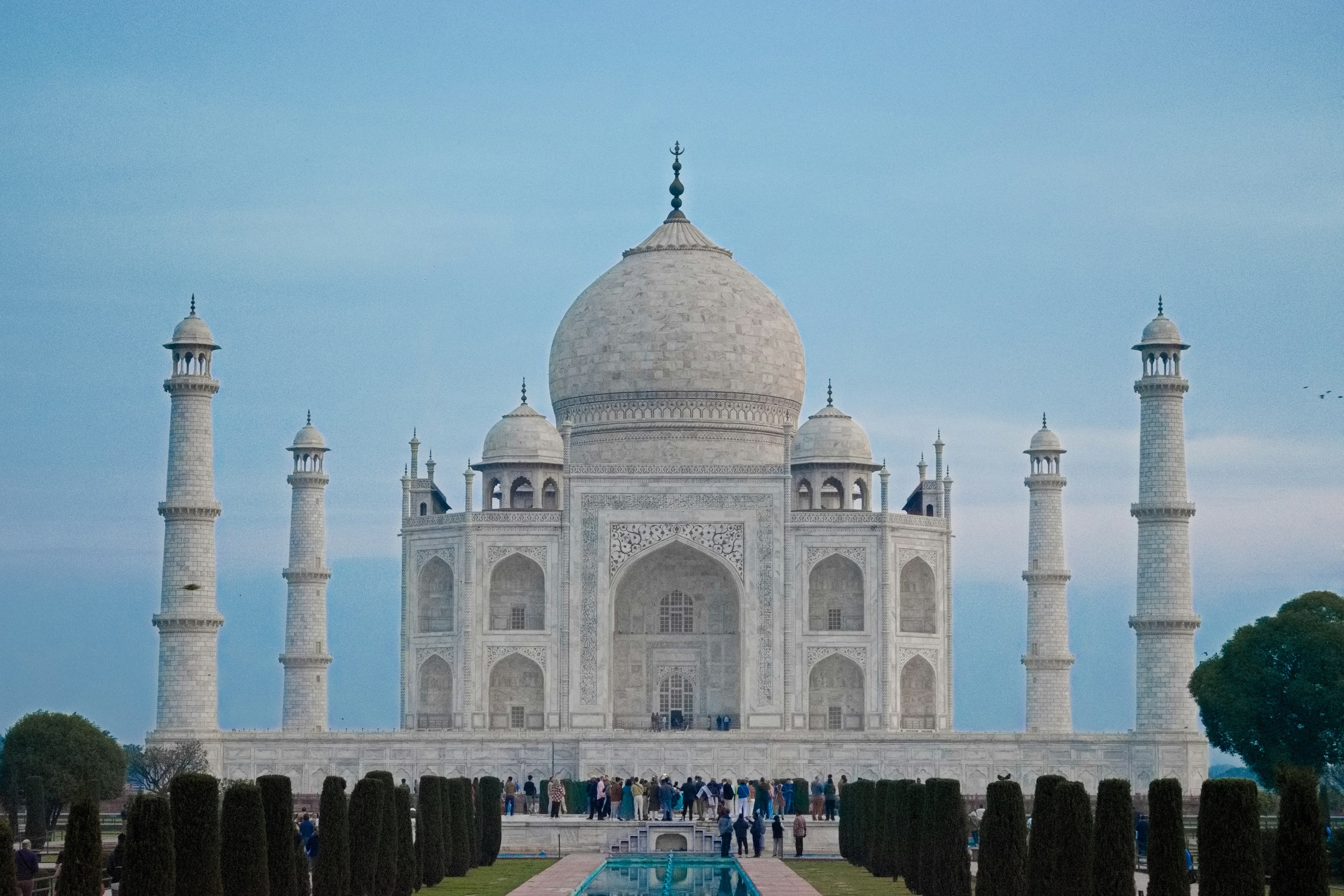 Vista spettacolare del Taj Mahal con giardini circostanti