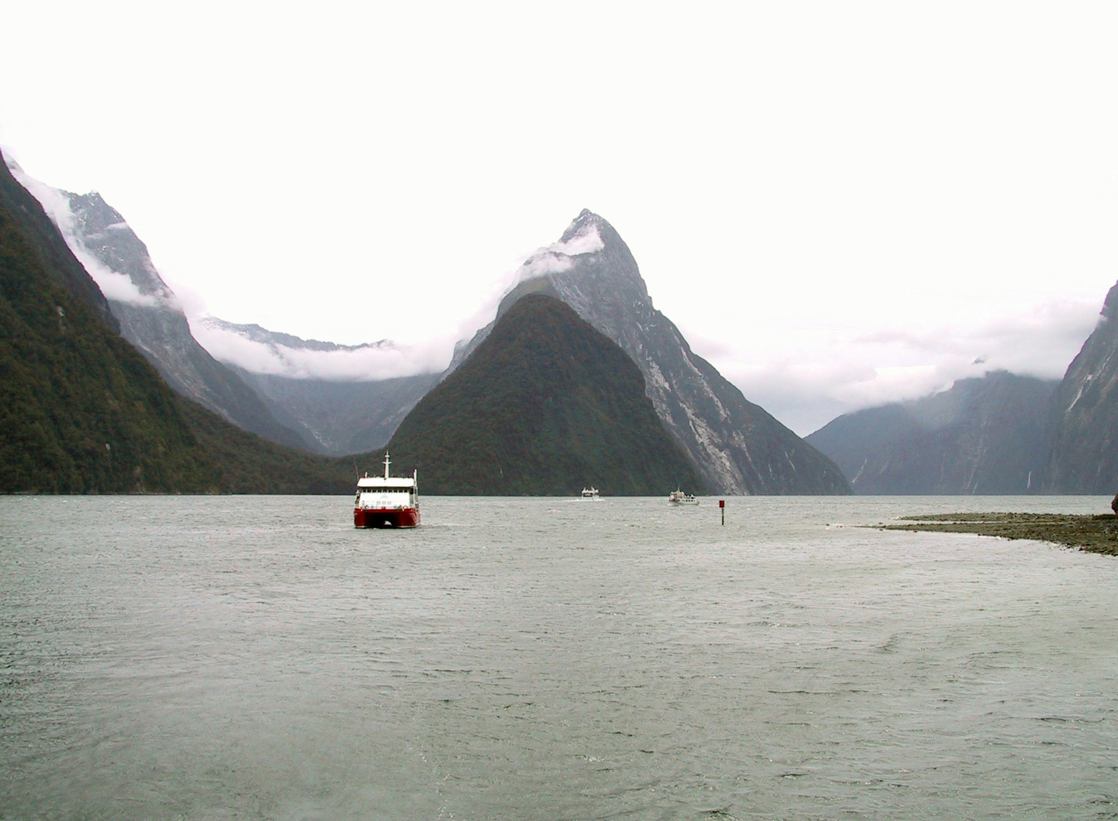 米尔福德峡湾的壮丽山脉和船只景观