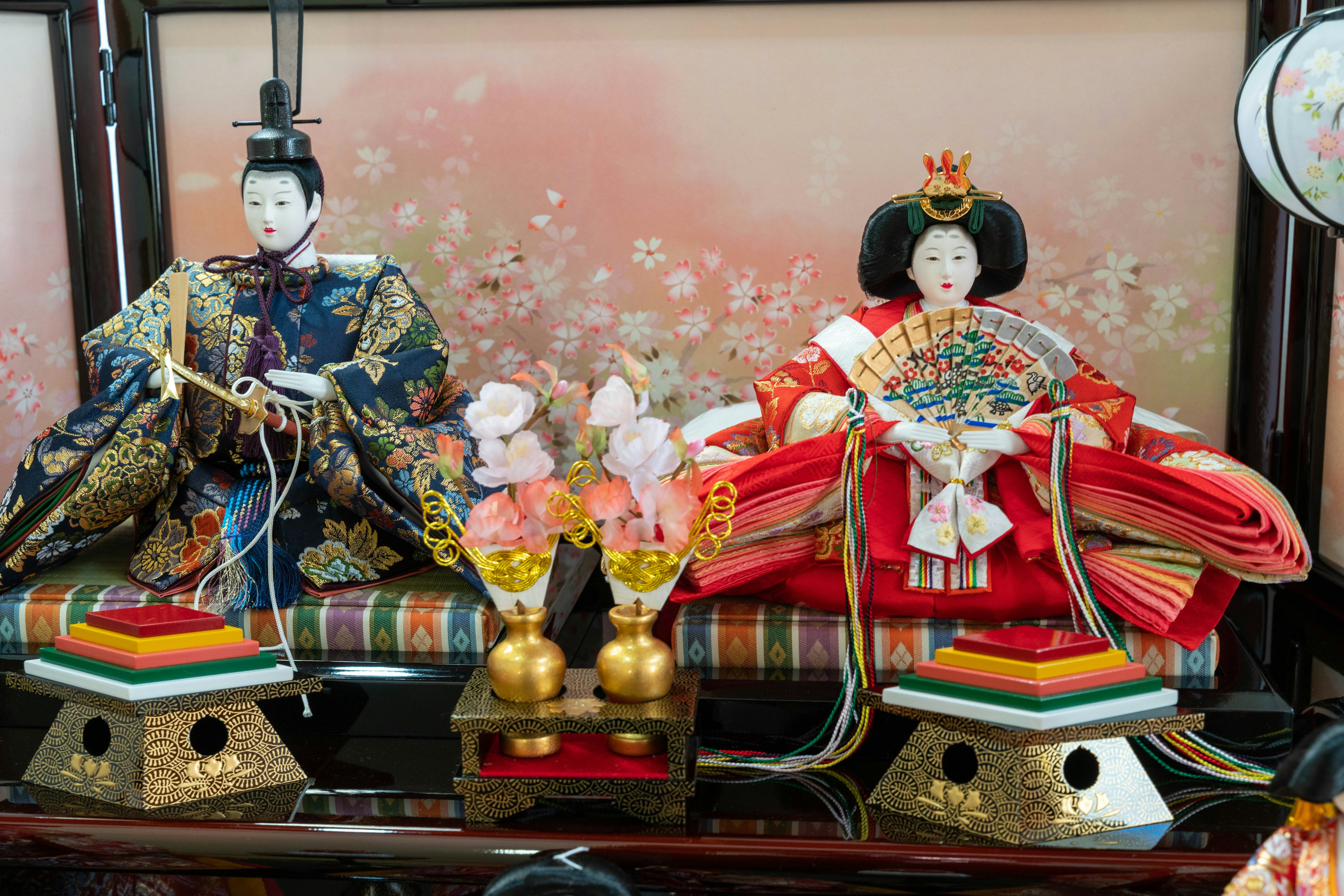 Schöne Hina-Puppen, die für das Hinamatsuri ausgestellt sind