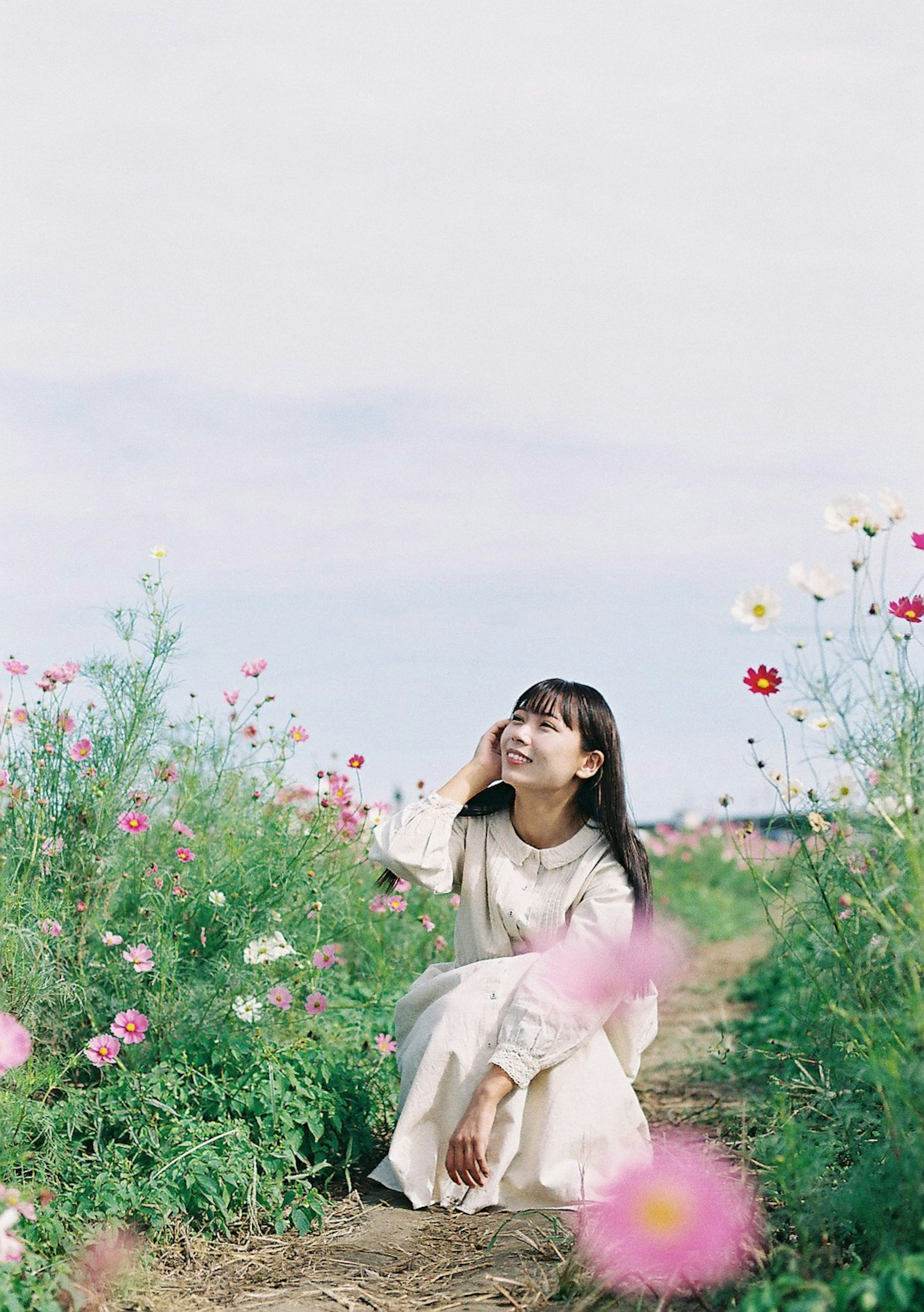 花畑で微笑む女性のポートレート