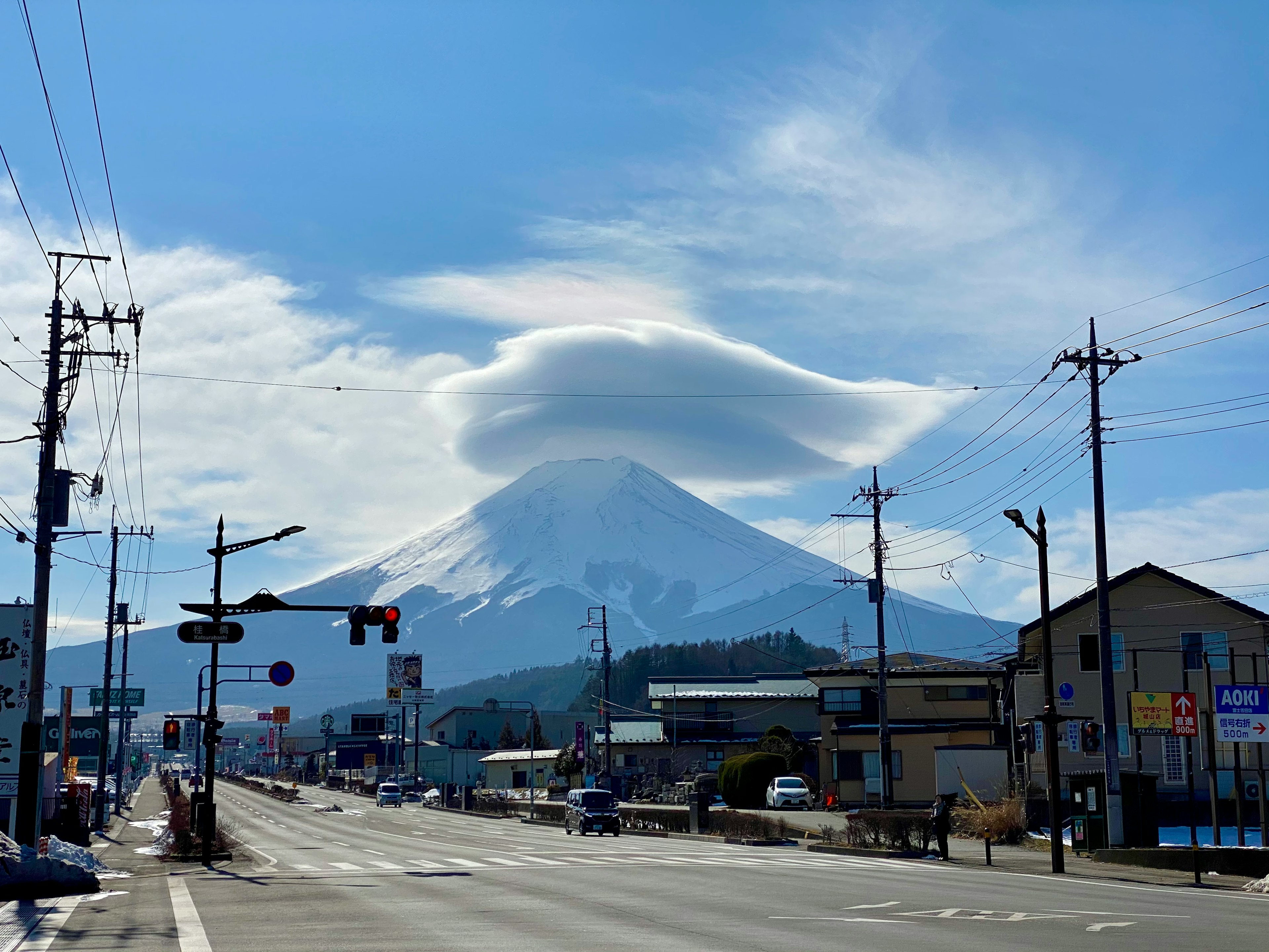 Monte Fuji con un cappello di nuvole sullo sfondo