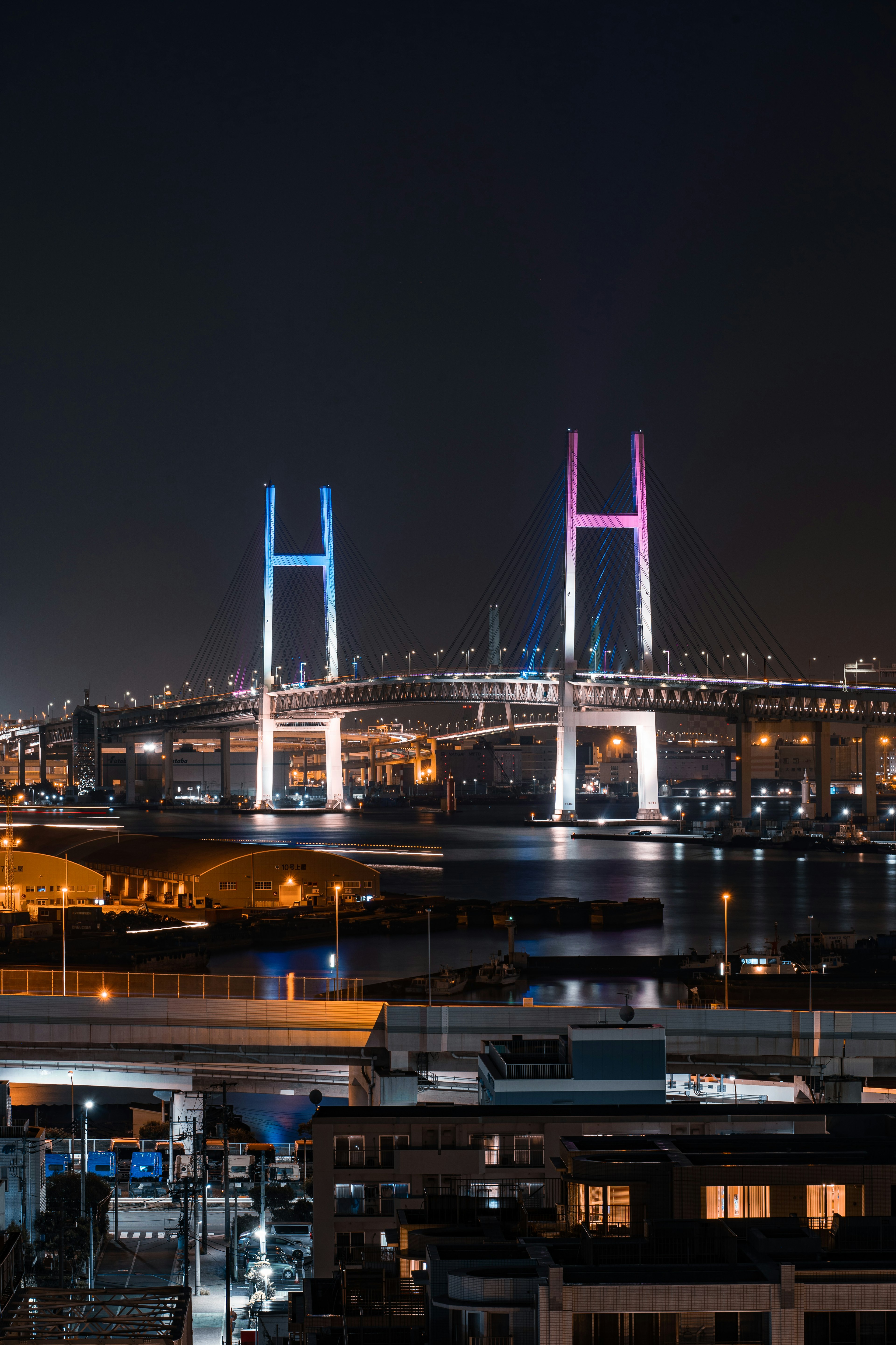 夜の横浜ベイブリッジの美しいライトアップ