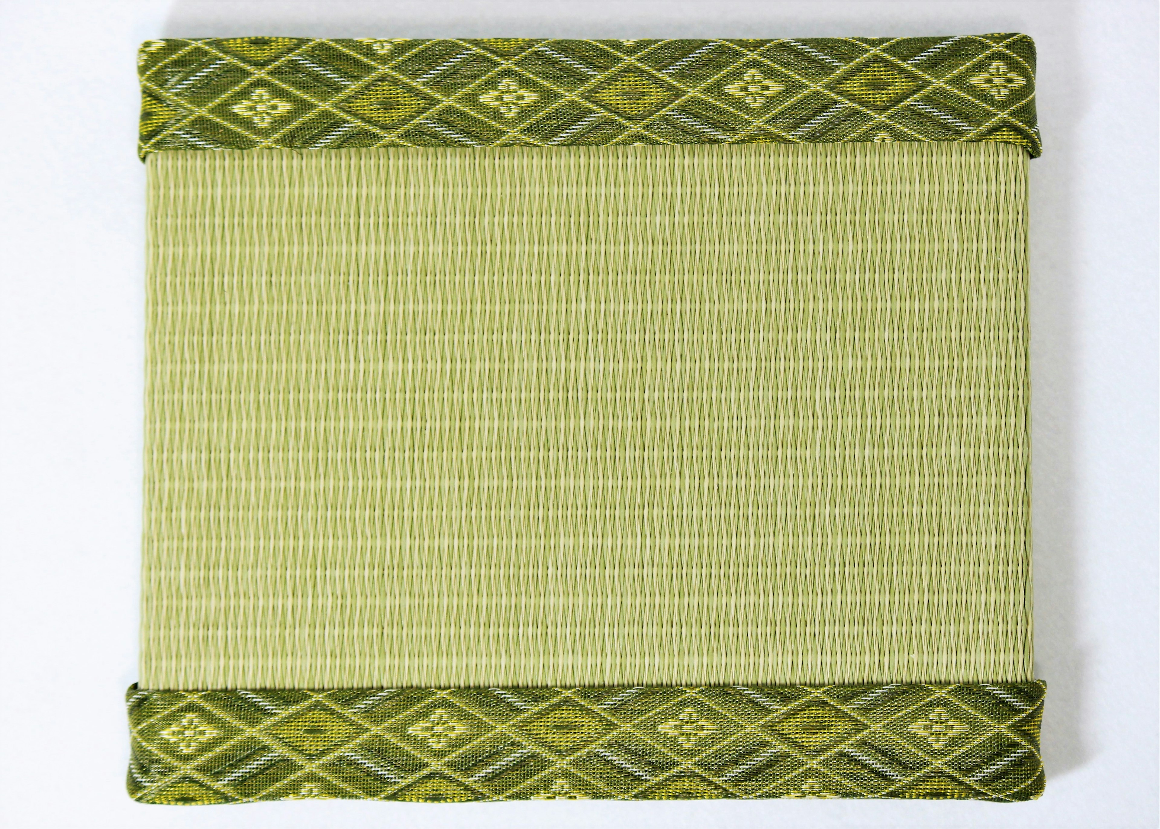 Tapis vert clair avec des bords décoratifs à motifs