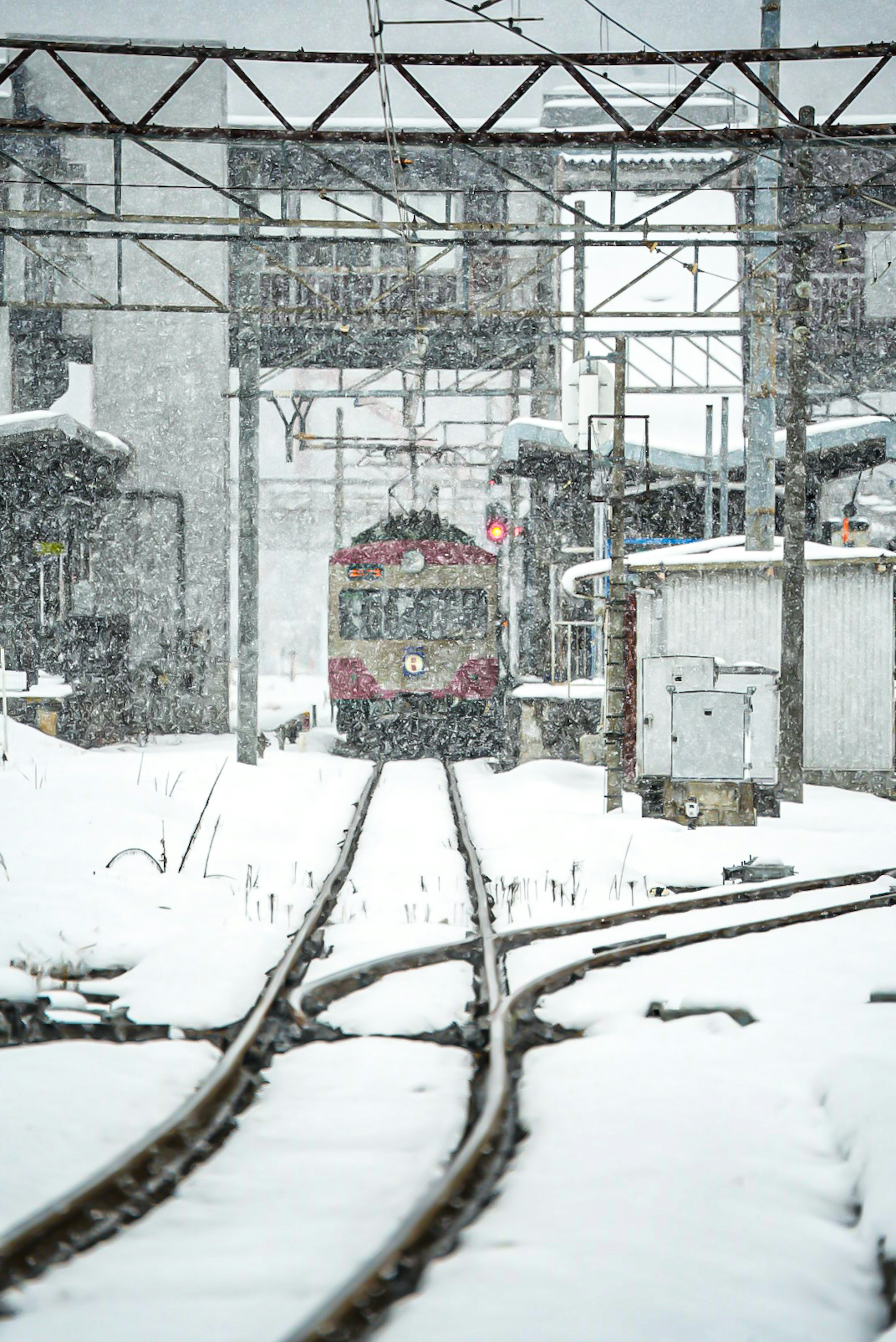 Zug im Schnee mit schneebedeckten Gleisen