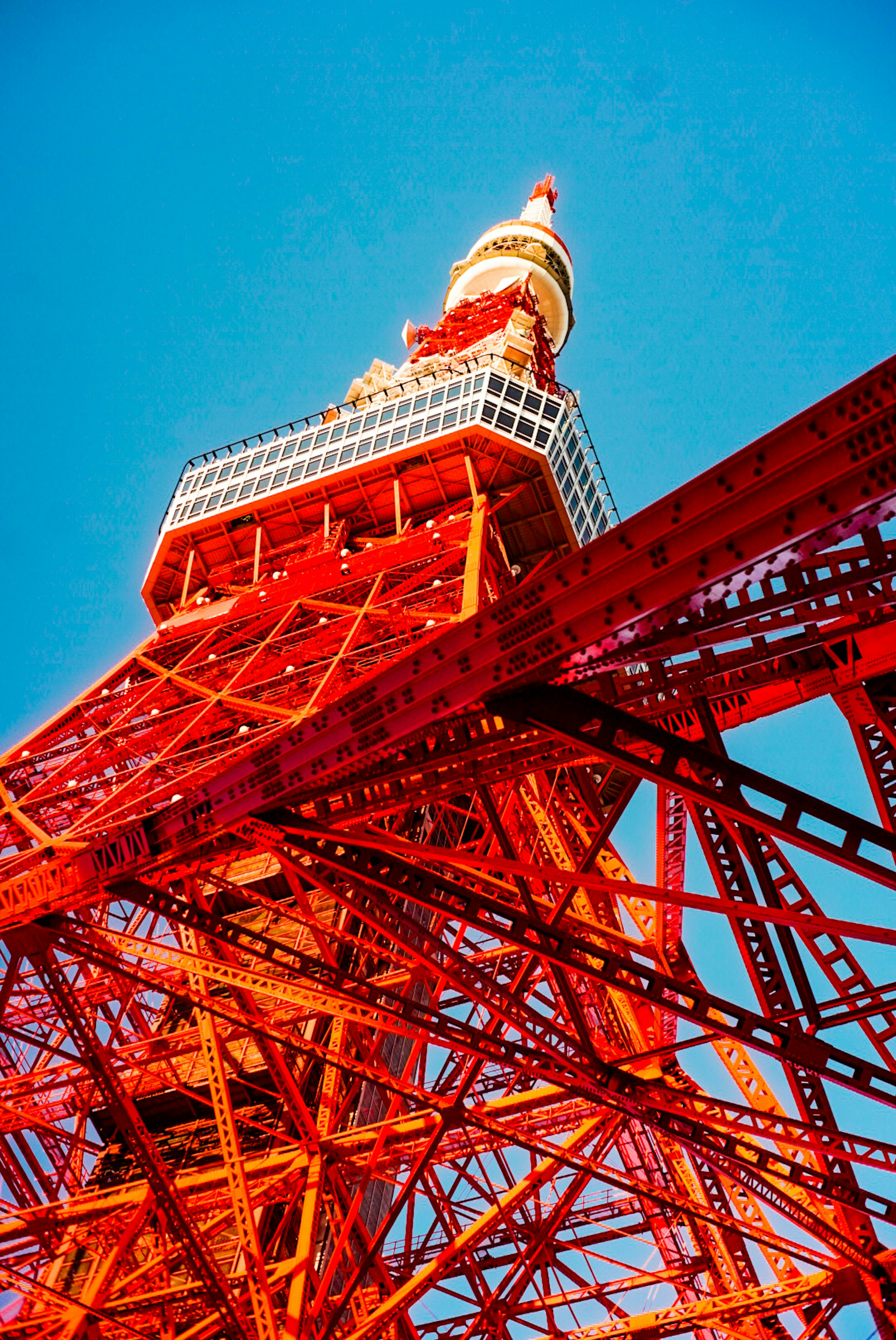 La struttura in acciaio rosso della Torre di Tokyo contro un cielo blu