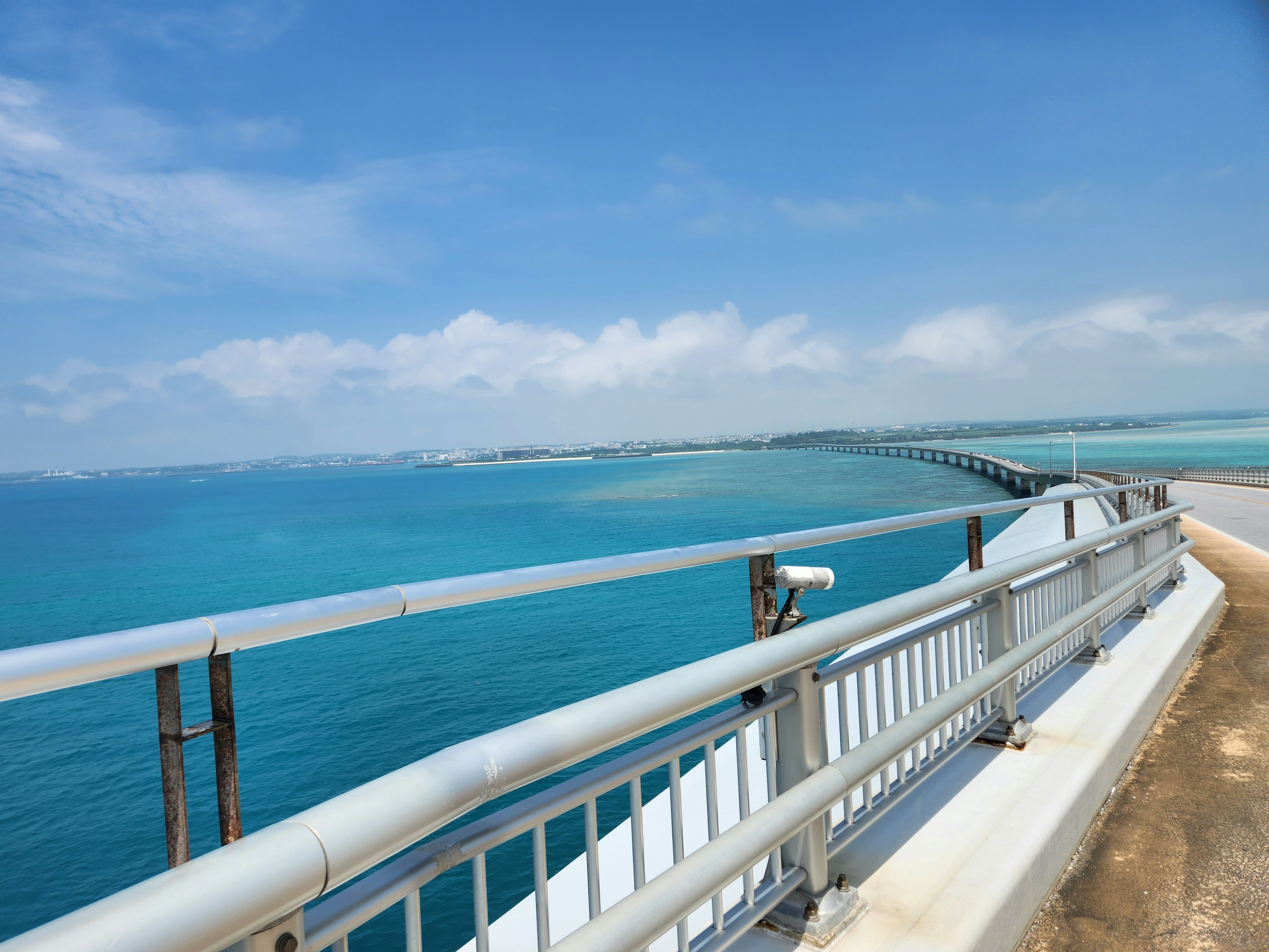 Vista escénica de un puente sobre aguas turquesas