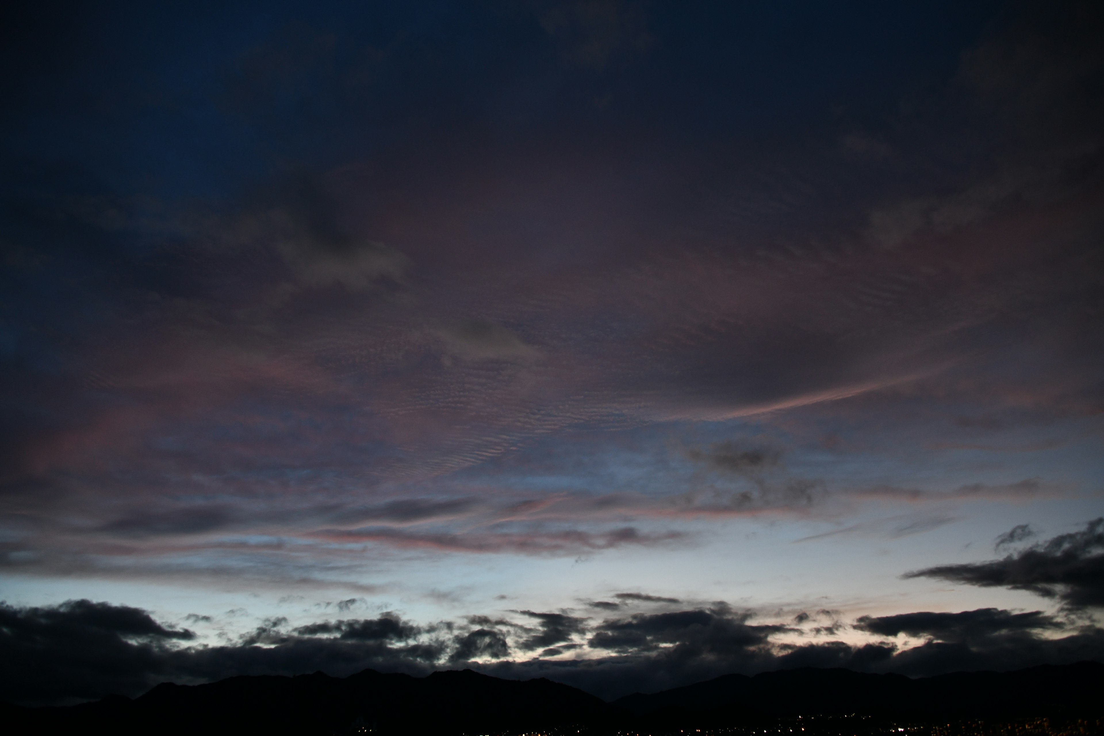 夕暮れの空に浮かぶ雲と淡い色合いのグラデーション