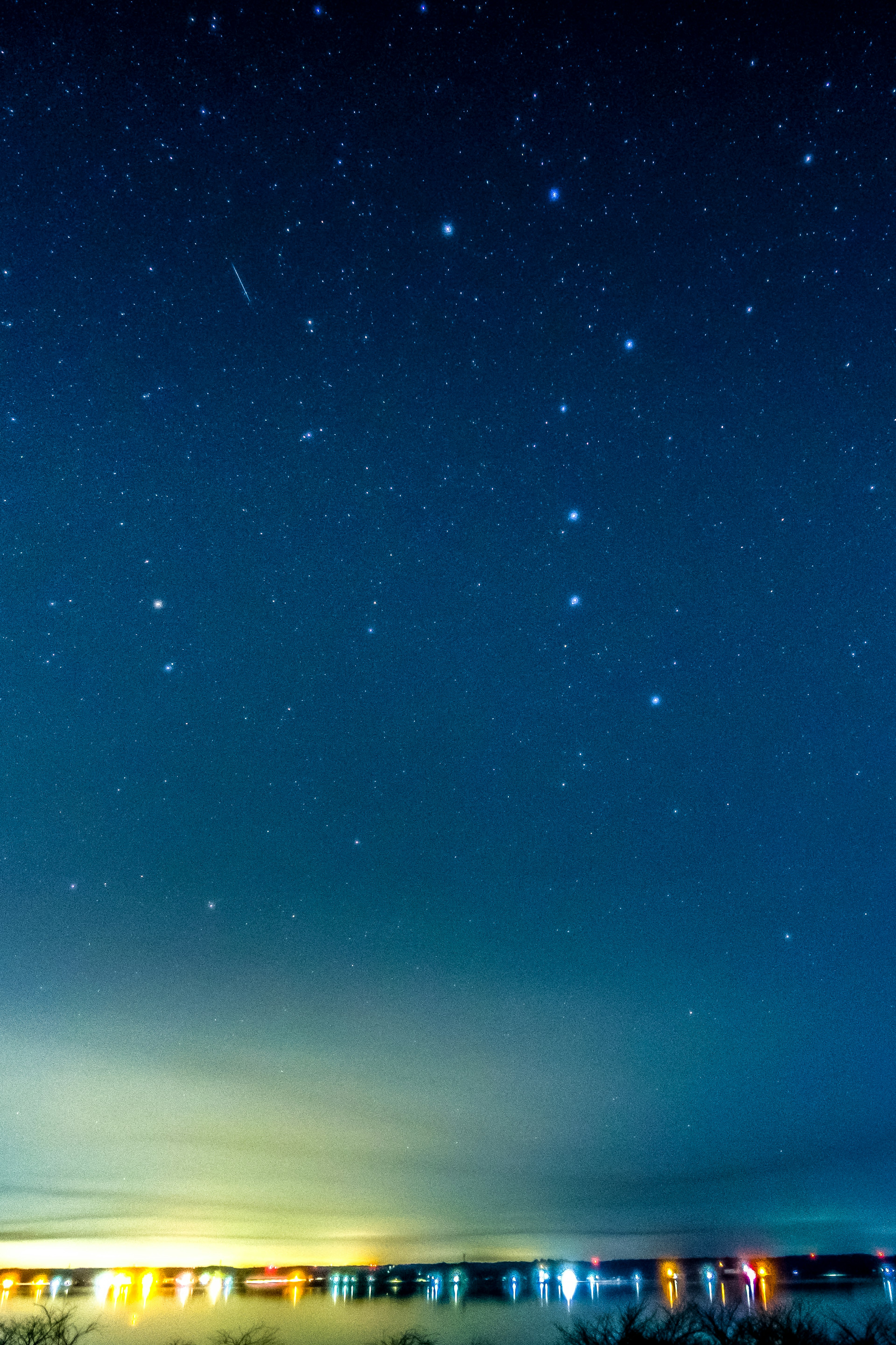 Ciel étoilé sur un océan calme avec des reflets