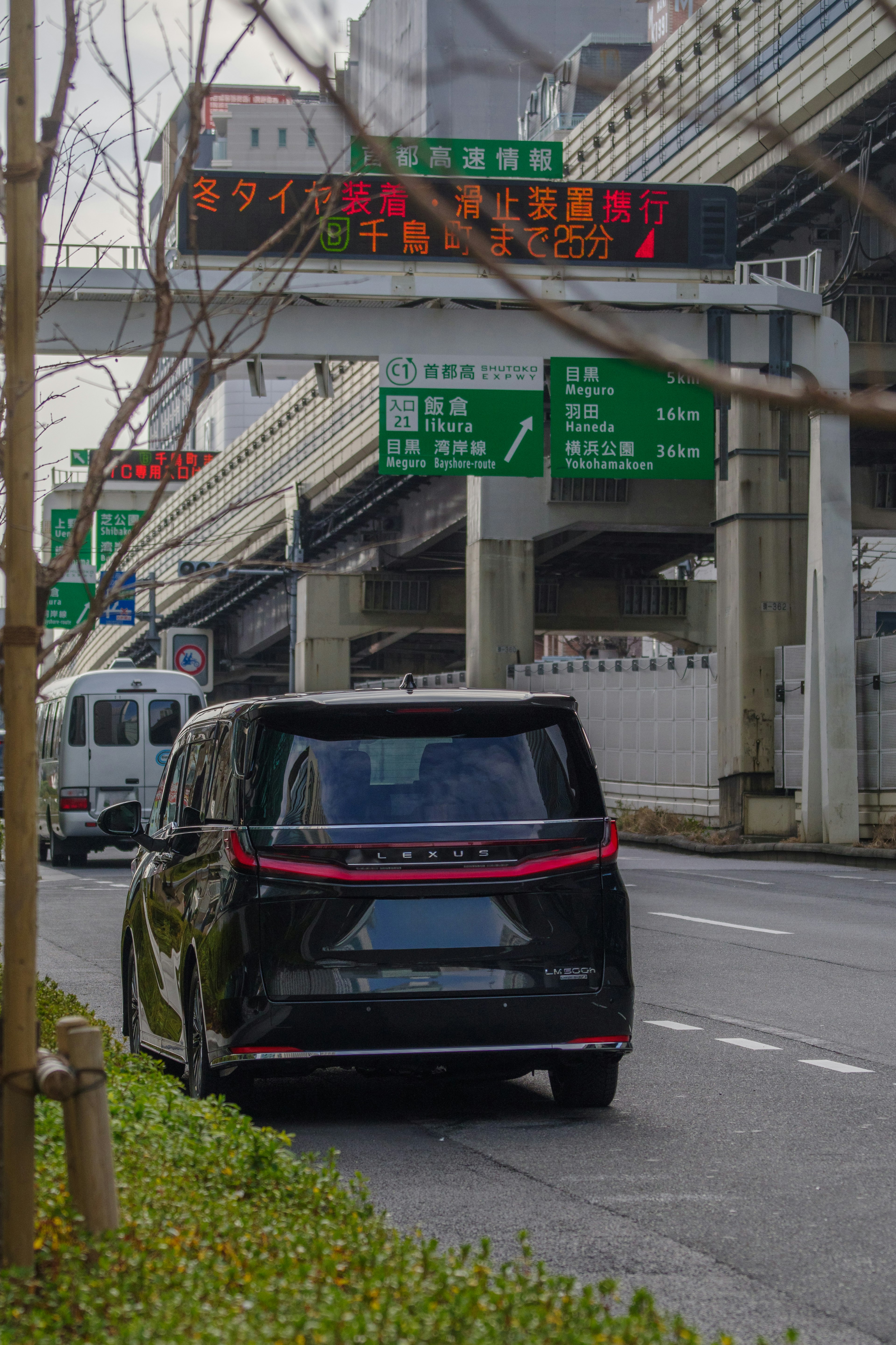 城市道路上停著的黑色汽車和交通標誌