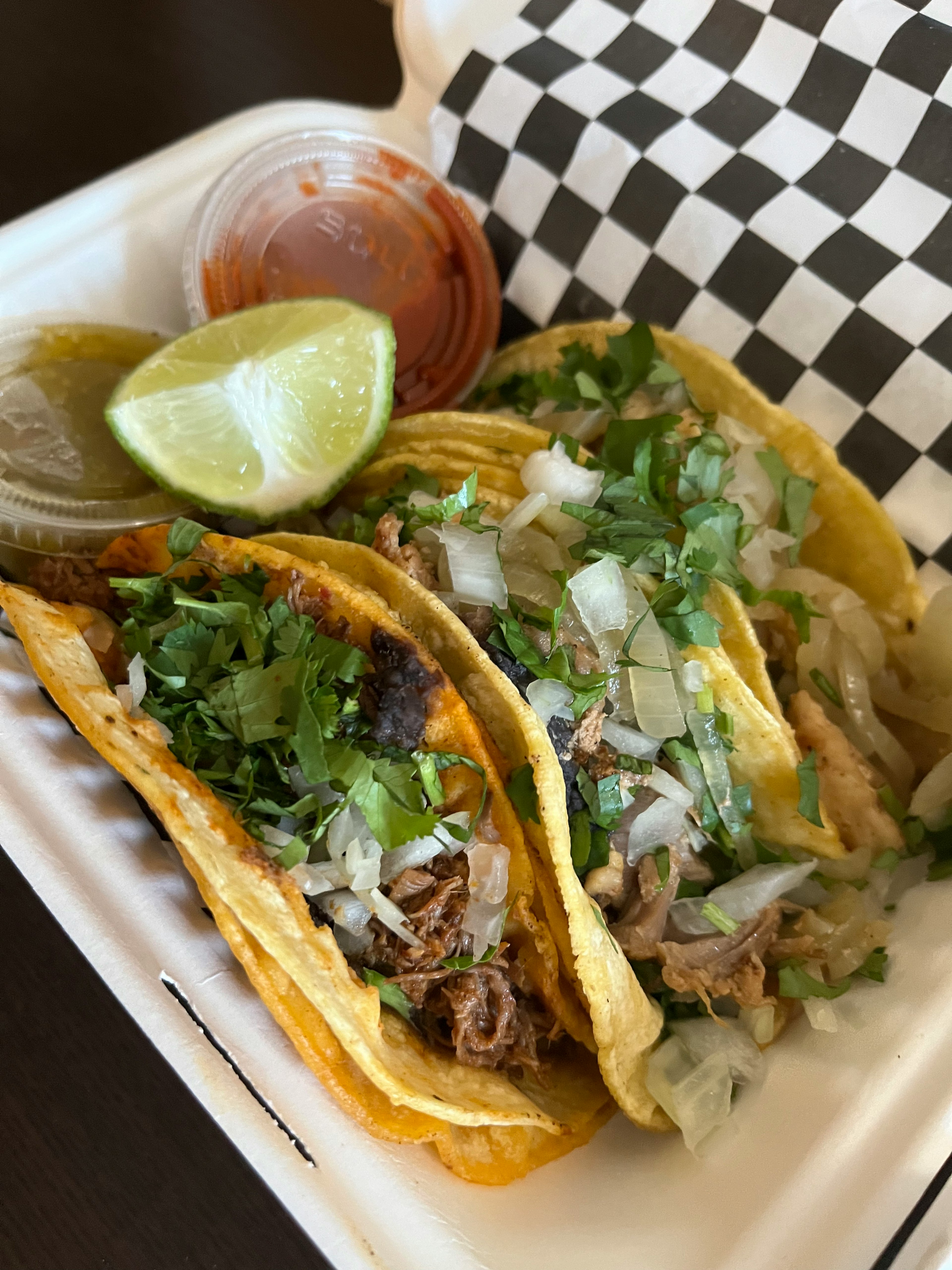 Assiette de tacos garnis de viande avec de la coriandre et des oignons