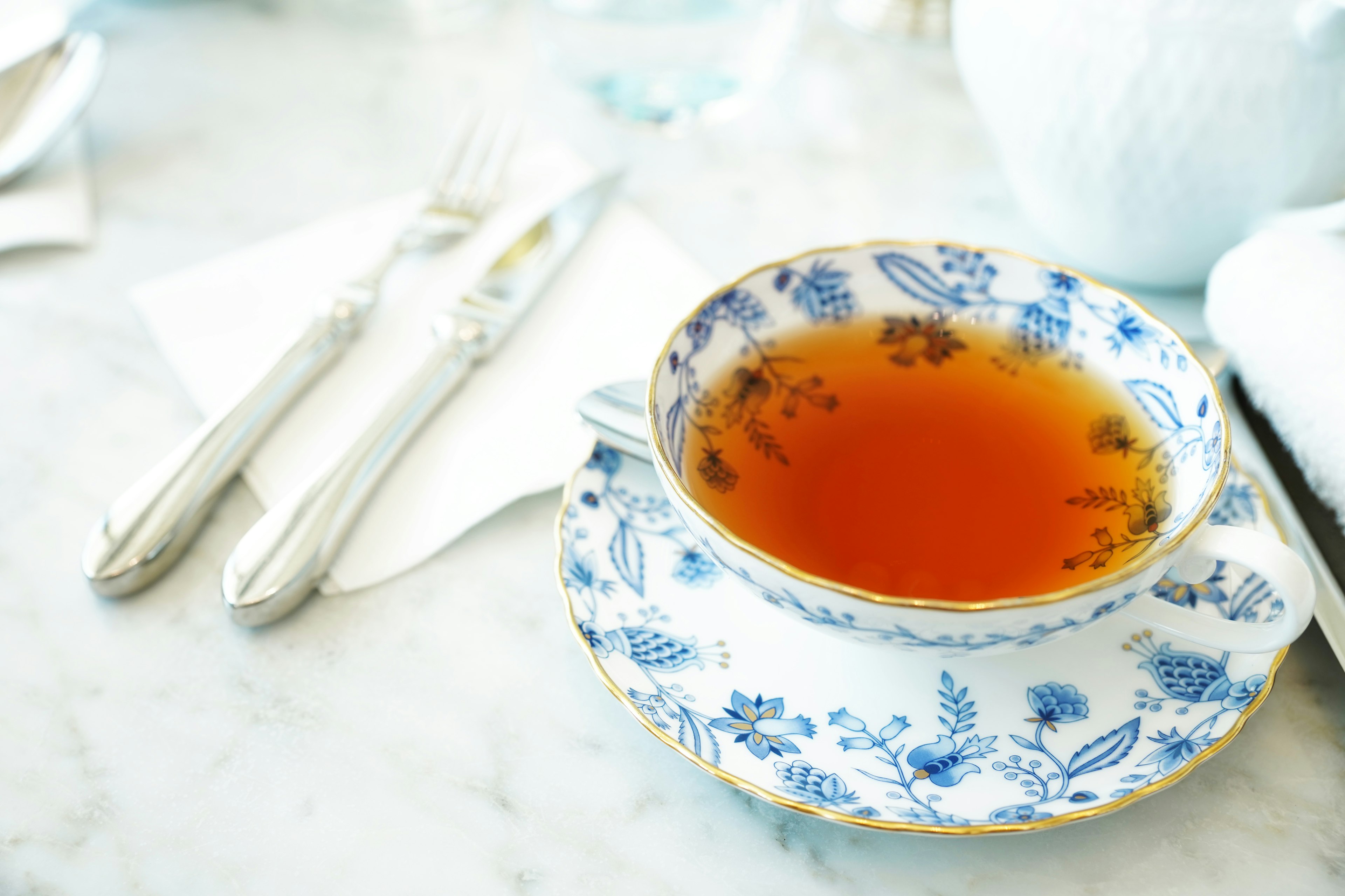 Elegante taza de té con plato en una mesa de mármol