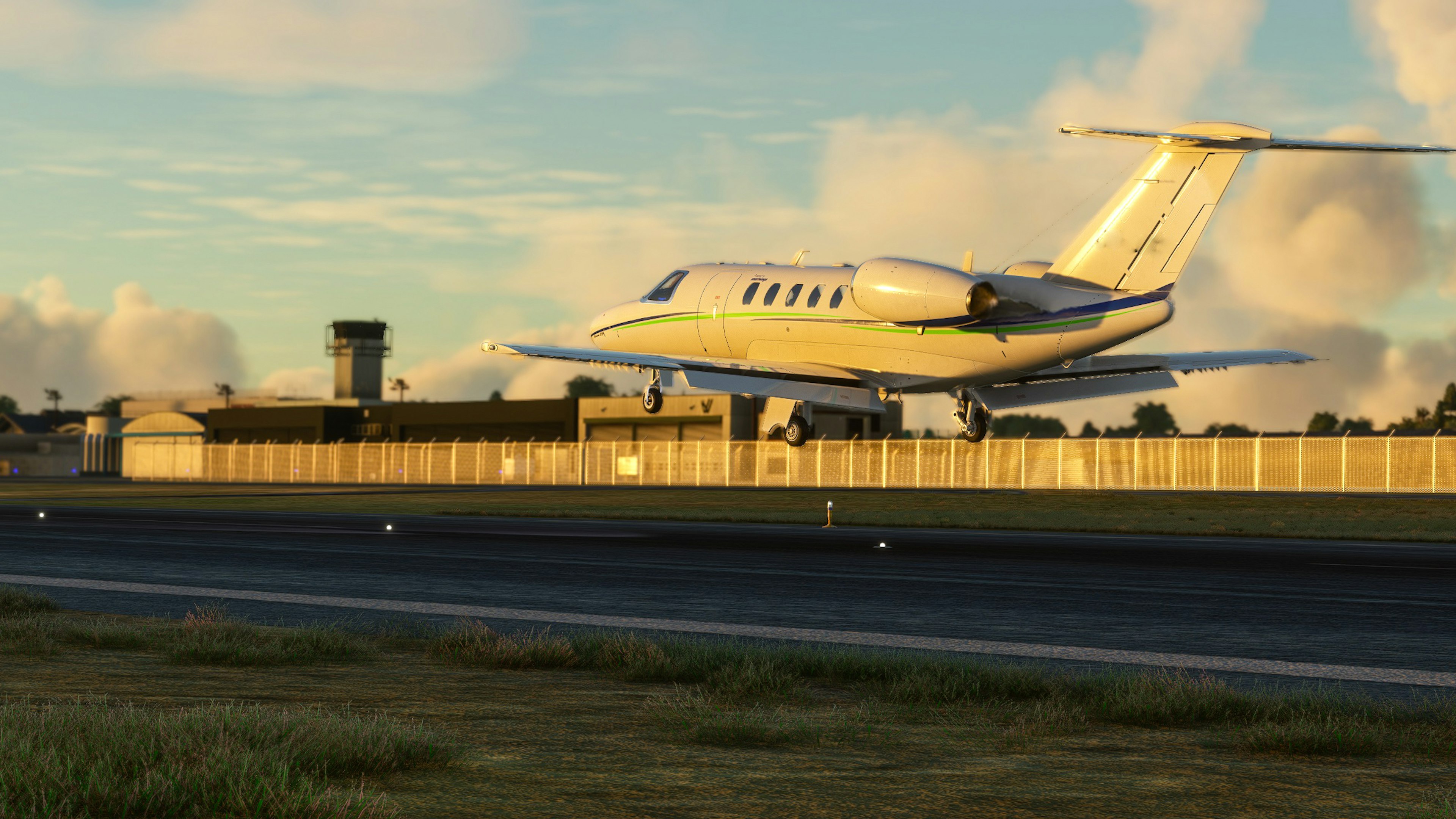 Un pequeño jet despegando de una pista de aeropuerto con una torre de control al fondo