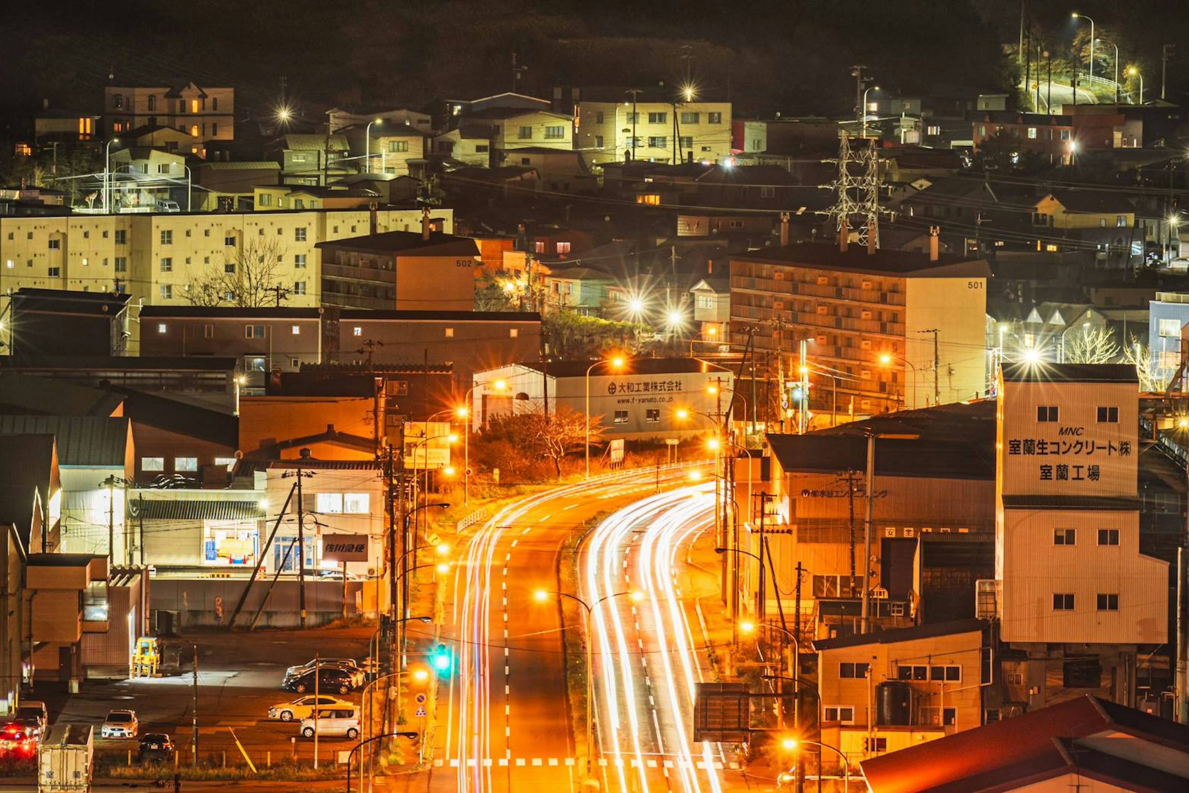 Paisaje urbano nocturno con estelas de luz de vehículos