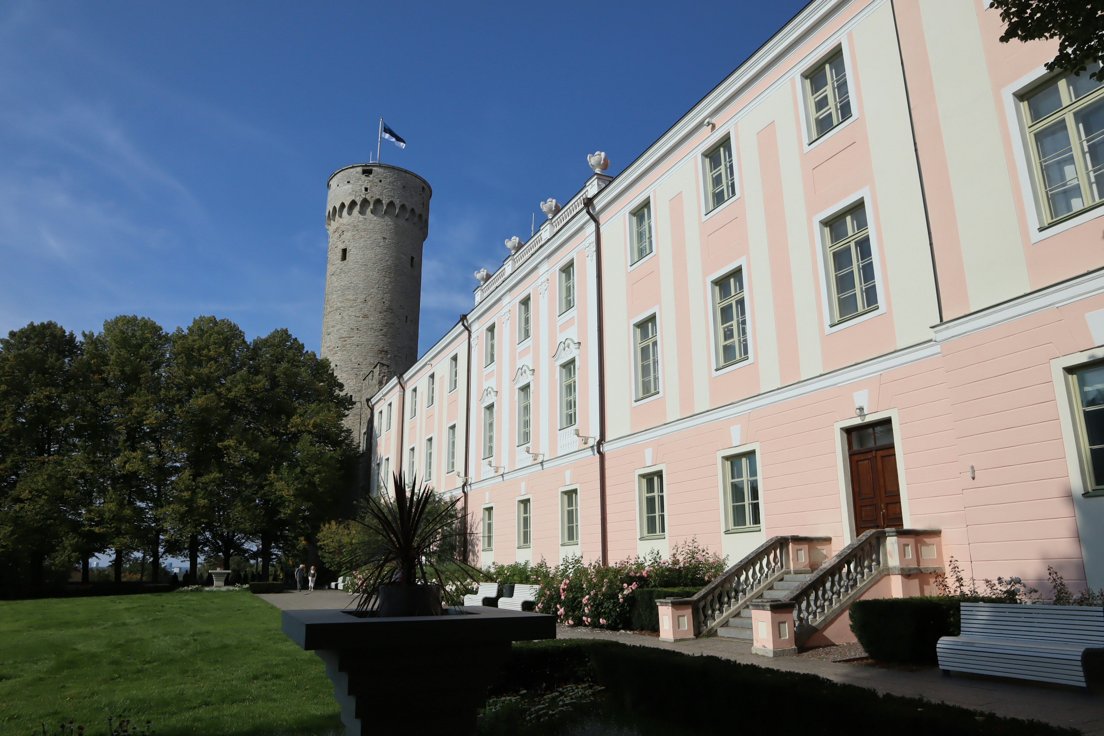 Castello storico con muri rosa e una torre