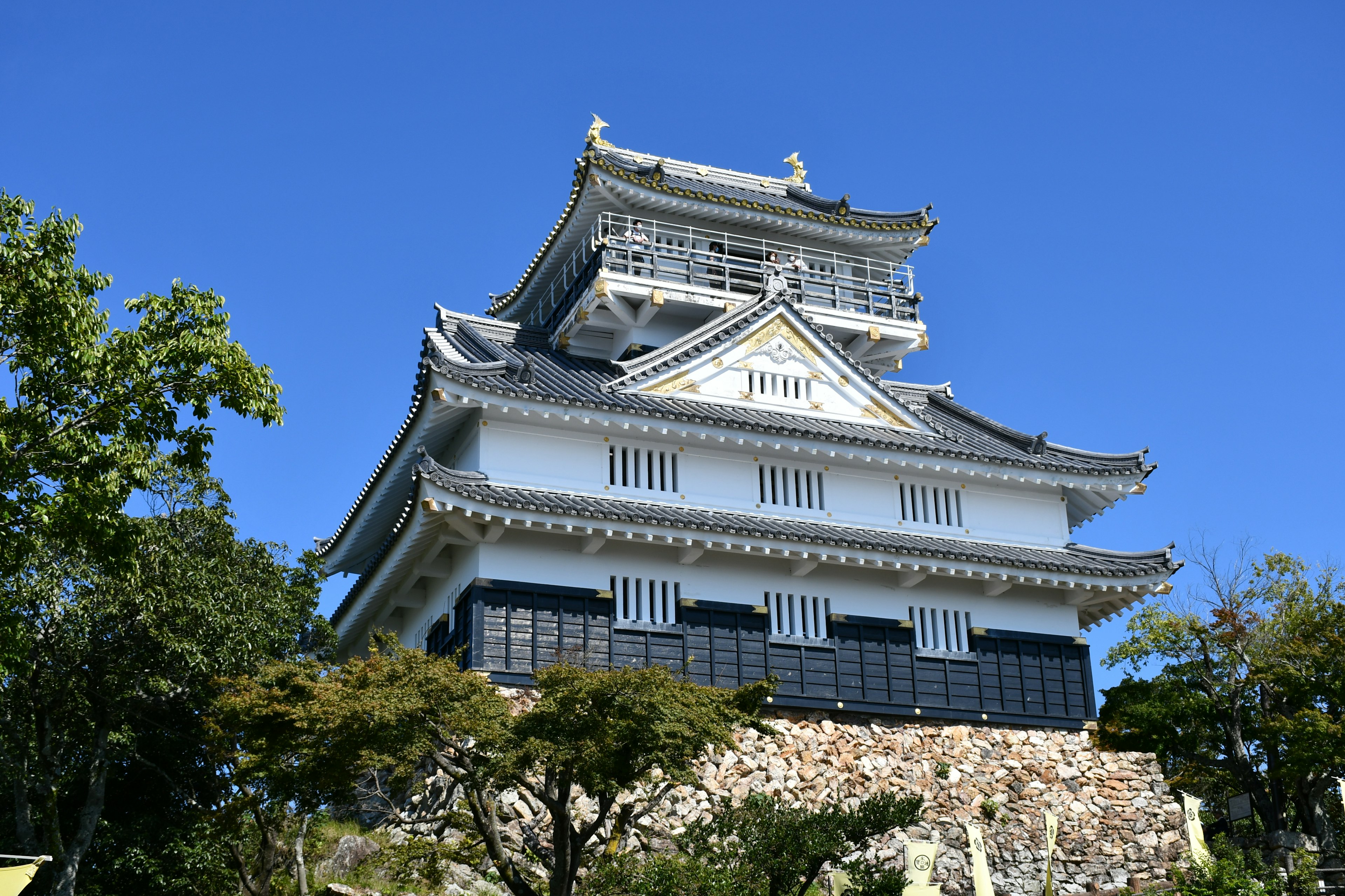 Château japonais traditionnel avec des murs blancs et des fenêtres noires