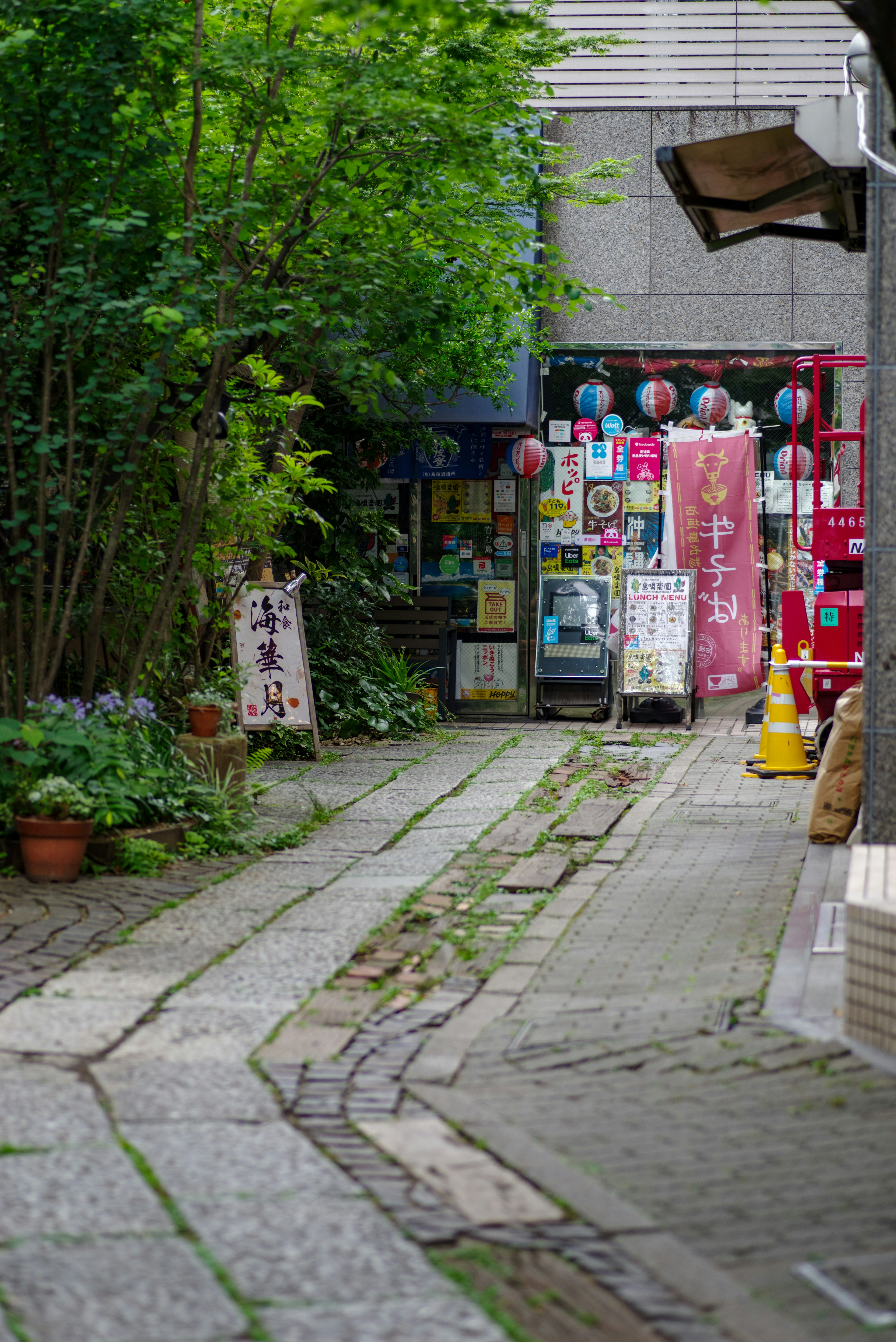 Ruhige Gasse mit Geschäften und Laternen