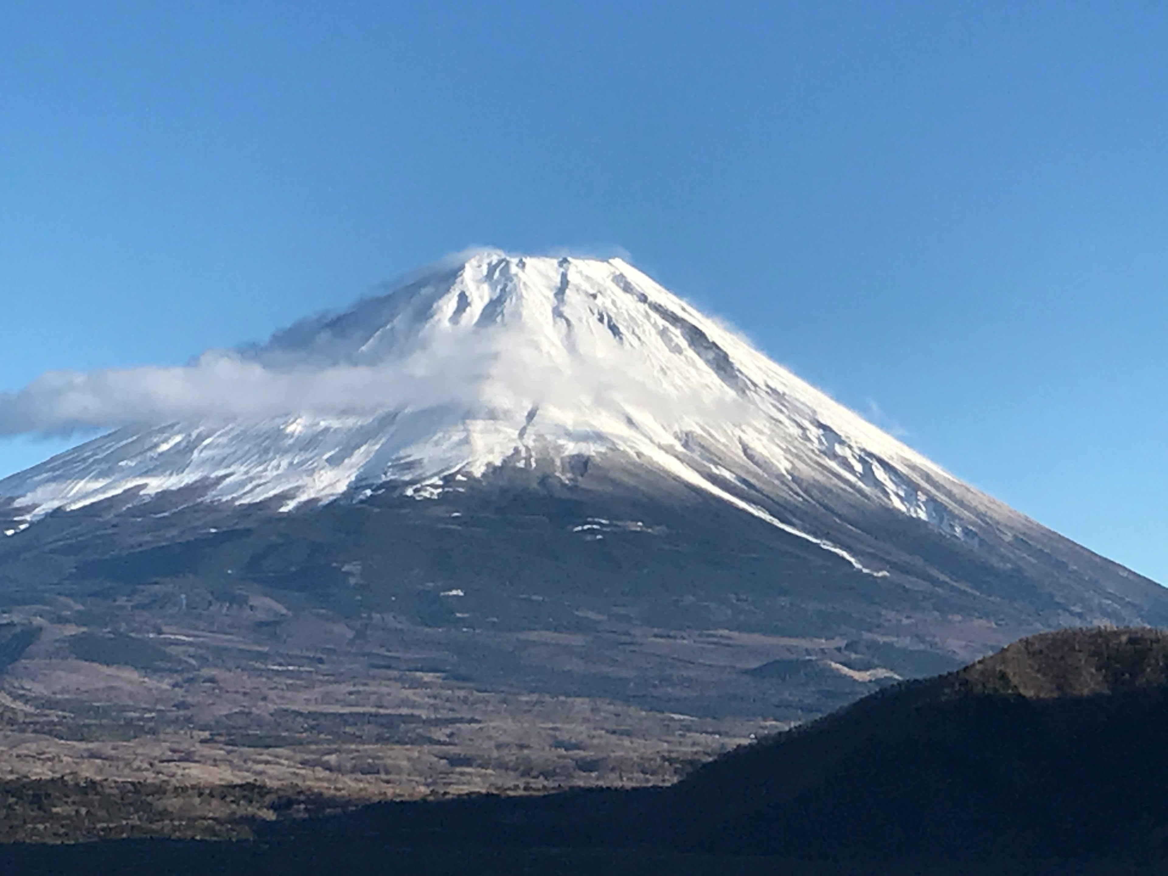 富士山の雪に覆われた美しい山容と青空