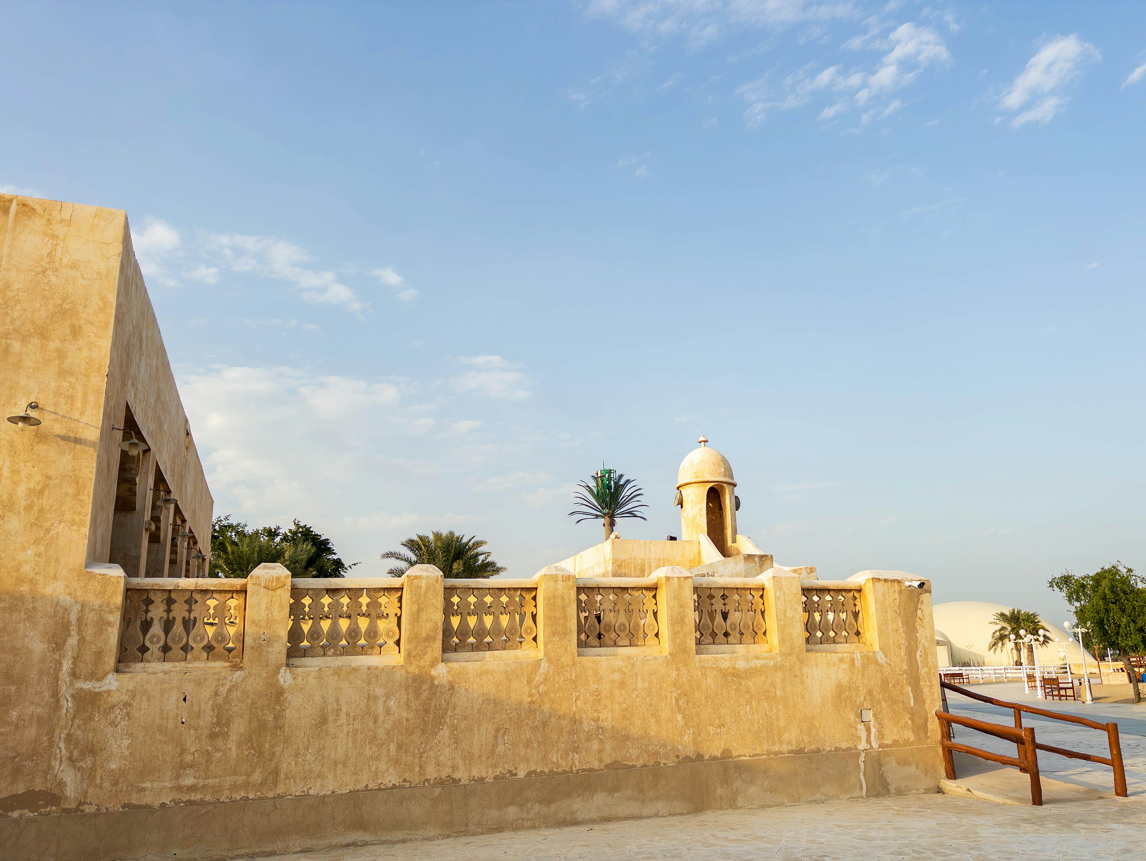 Architettura desertica con cielo blu e muro storico