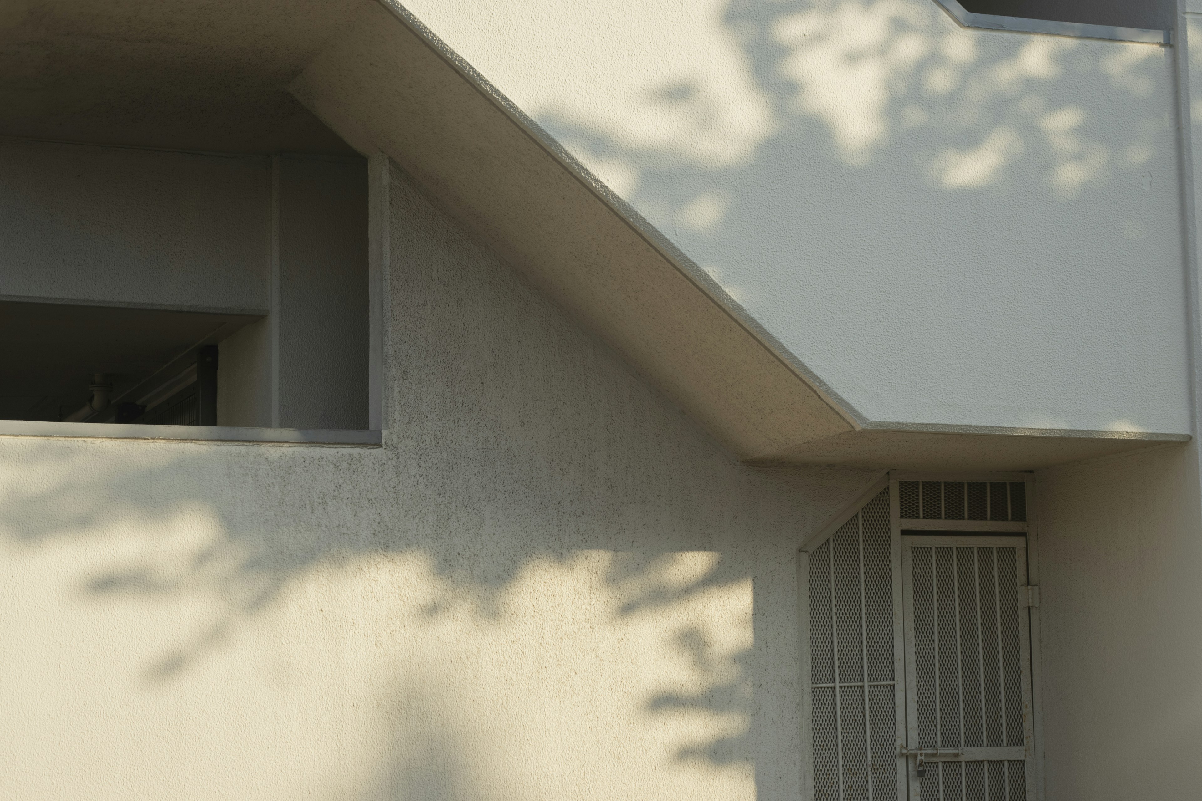 Sezione di un edificio moderno con muro bianco e ombre