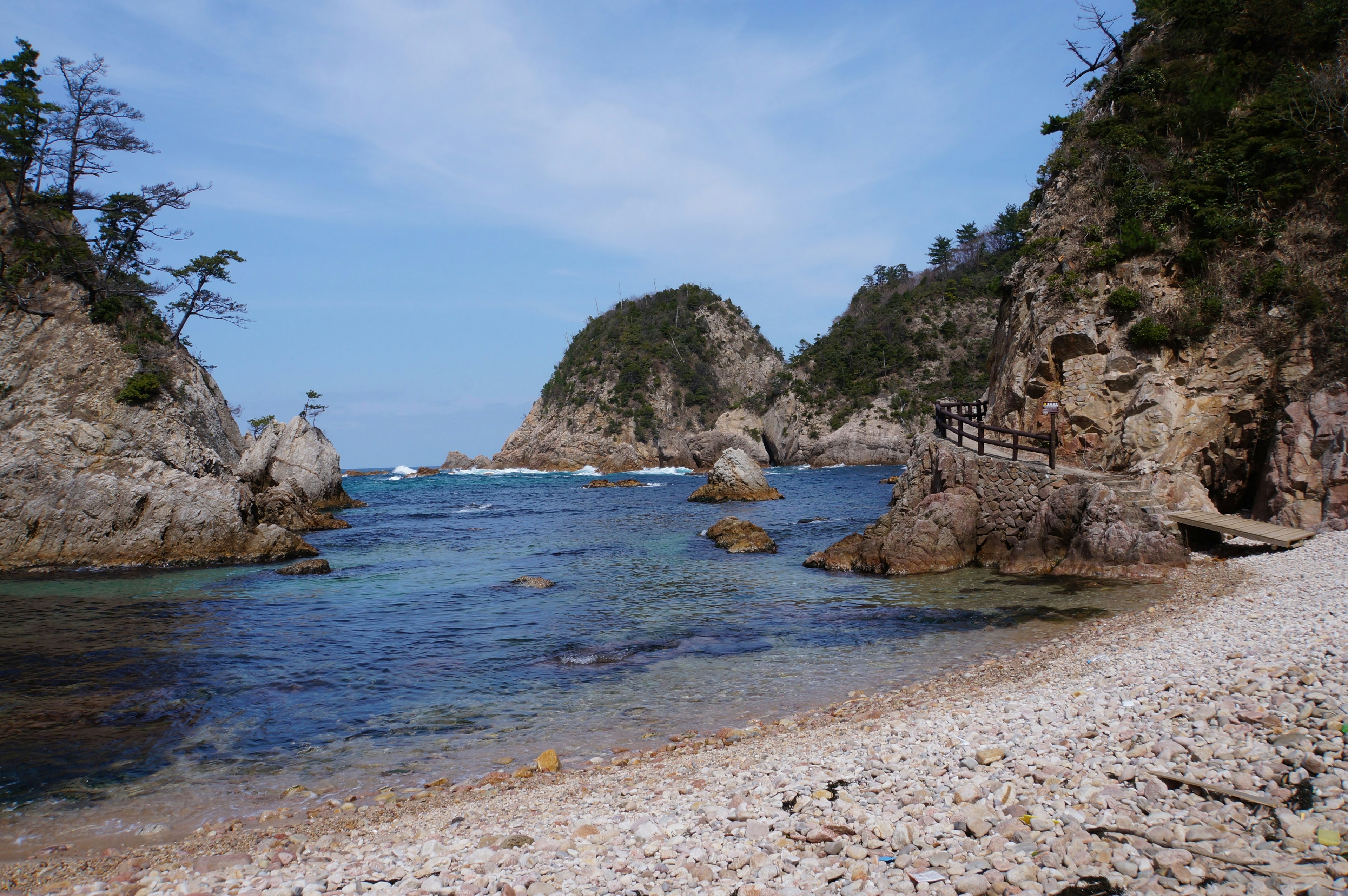 Costa panoramica con acqua cristallina e formazioni rocciose