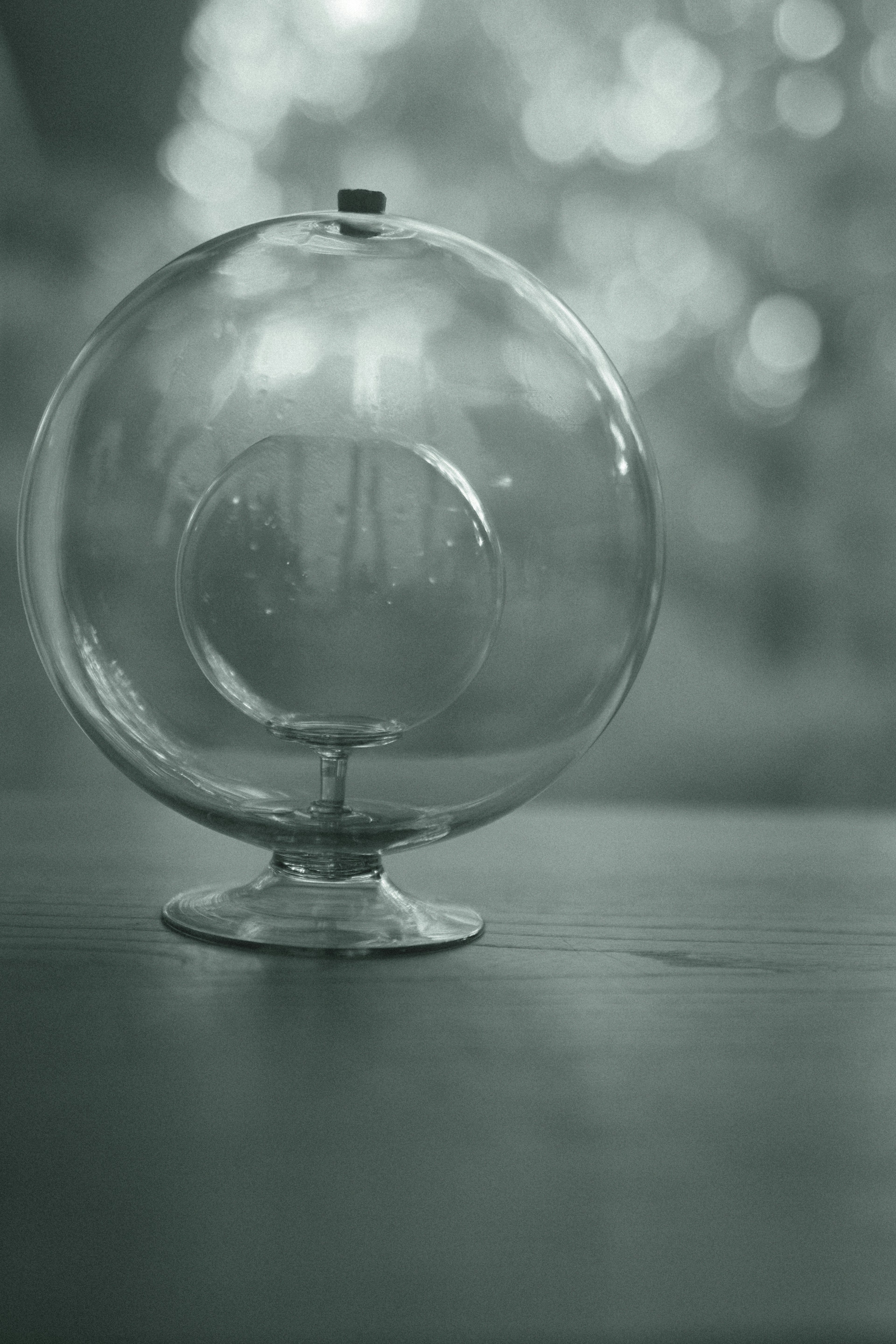 Un globe en verre transparent sur une table en bois avec un arrière-plan flou