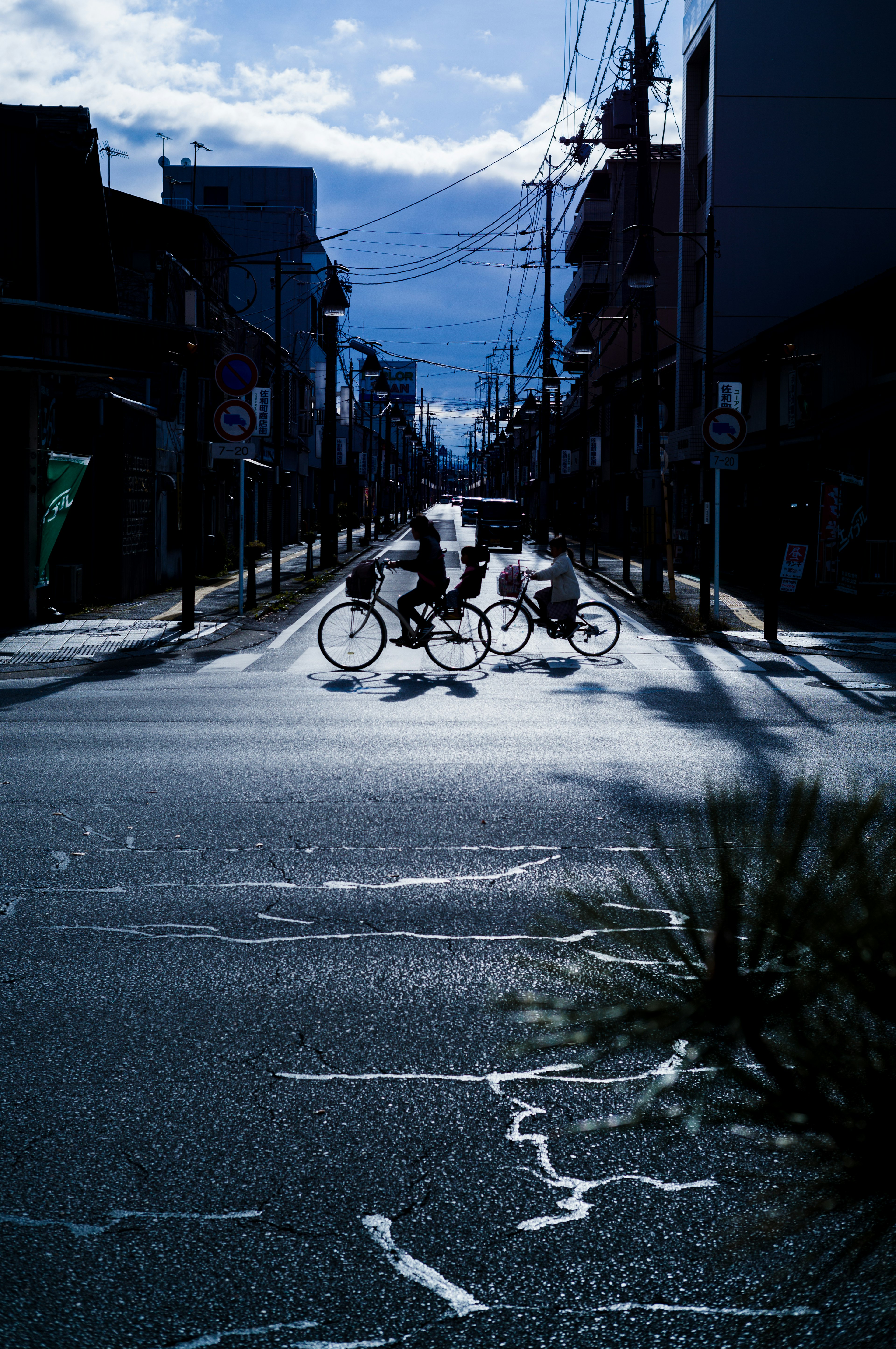 静かな街の通りに置かれた自転車と青い空の背景