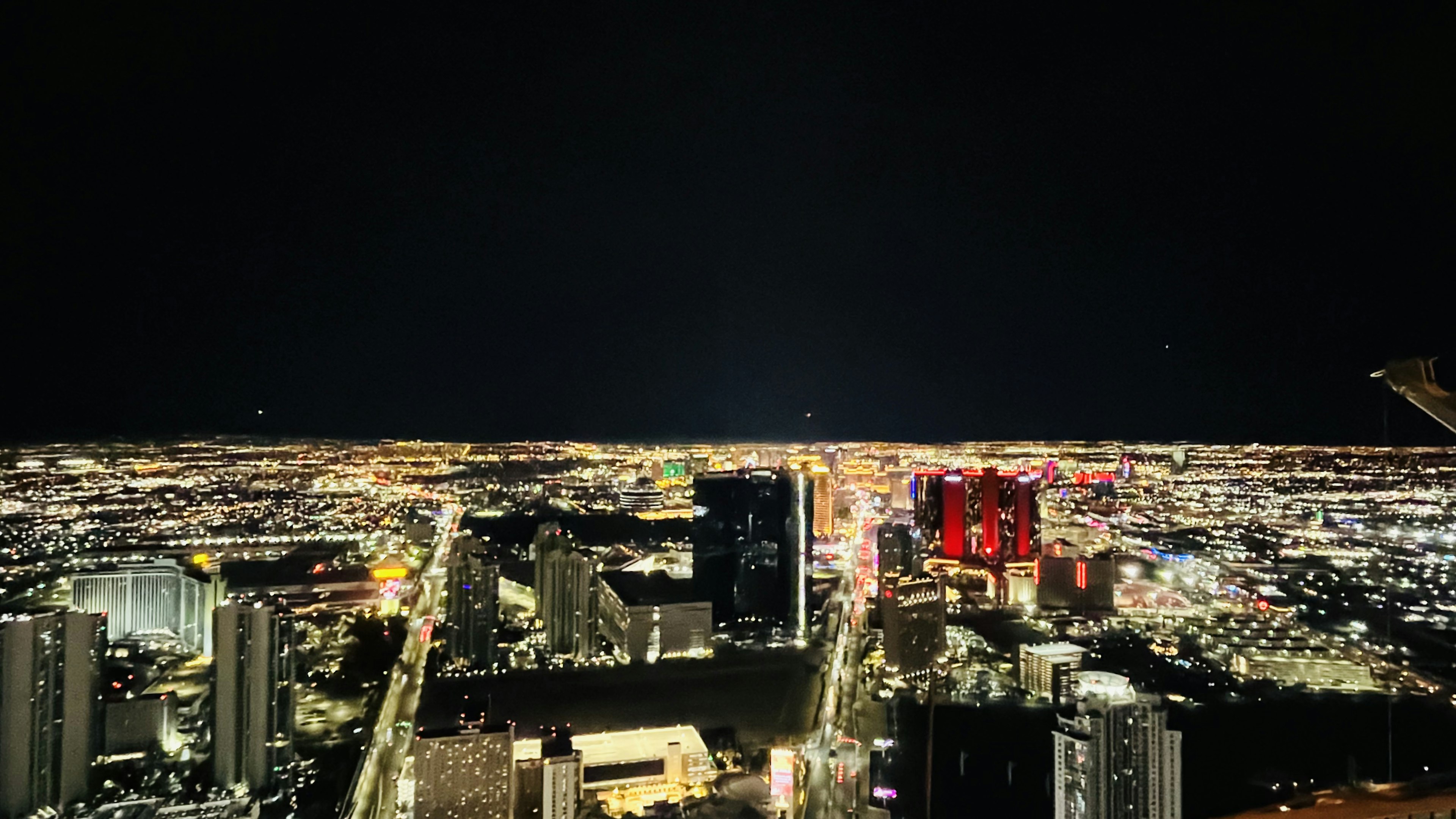 夜景の都市風景 高層ビルの明かりが輝く