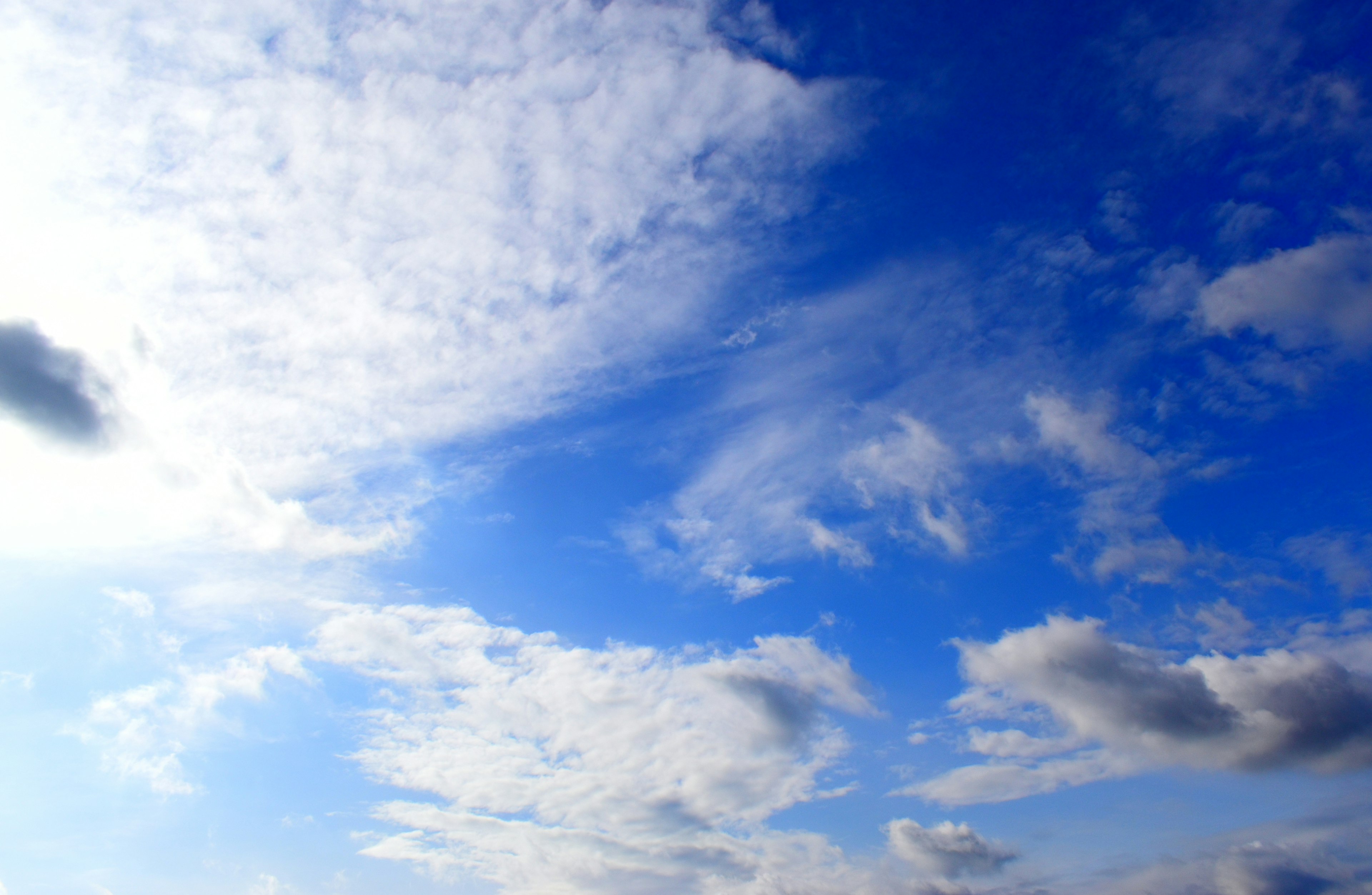 青空に白い雲が広がる風景