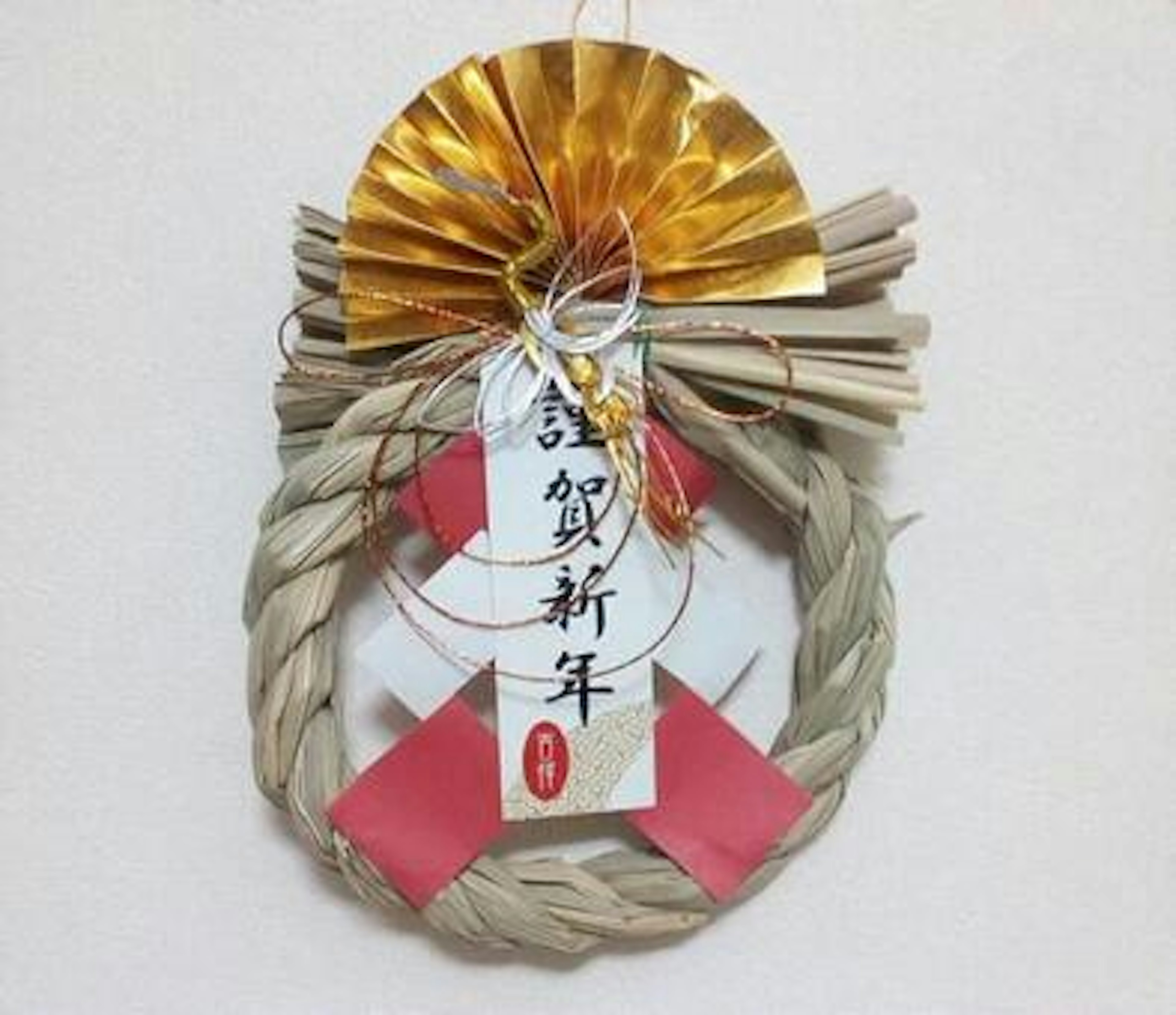 Japanische Neujahrsdekoration mit Shimenawa und goldenem Fächerornament