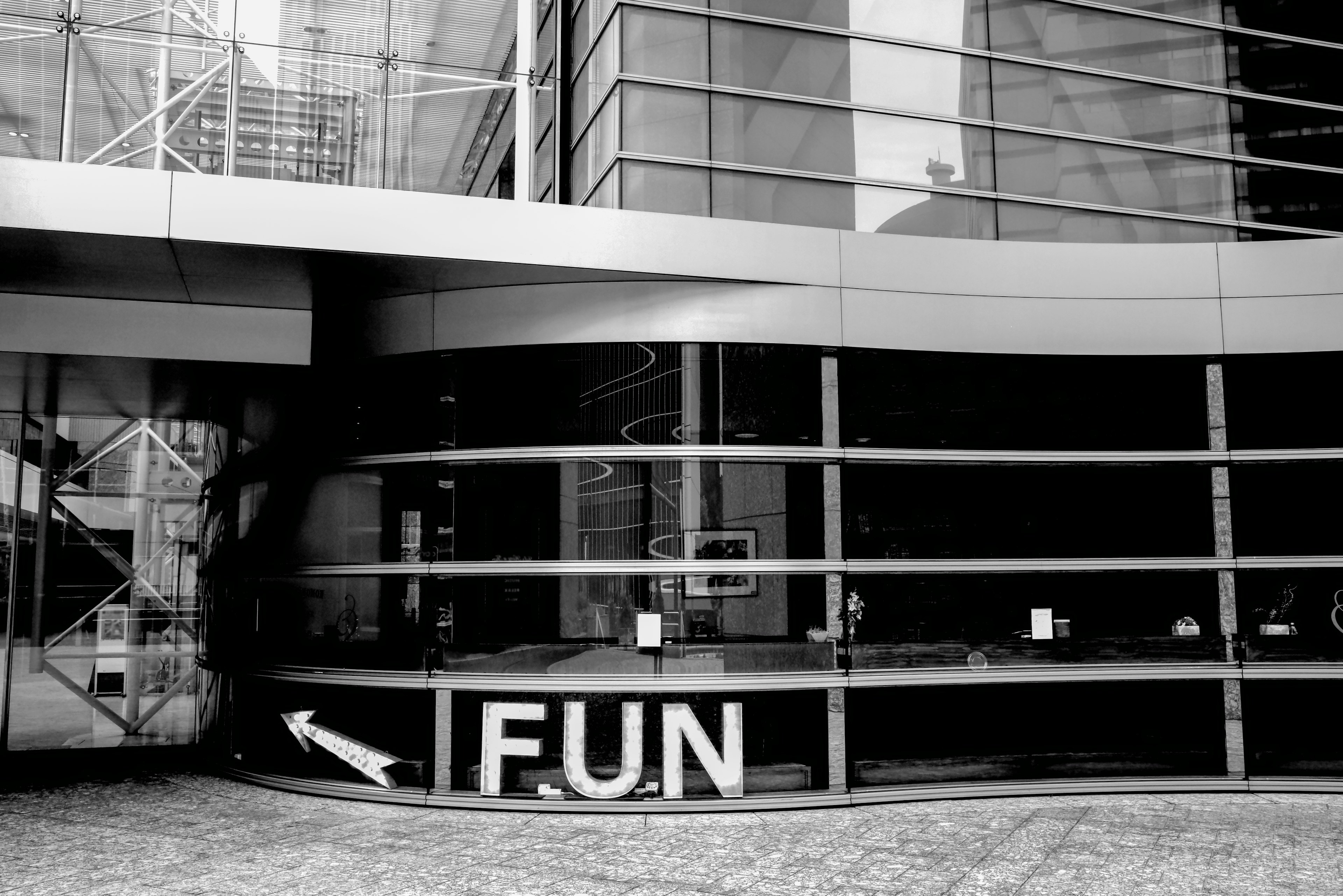 黒白の建物の外観に大きな文字で「FUN」と書かれたサイン